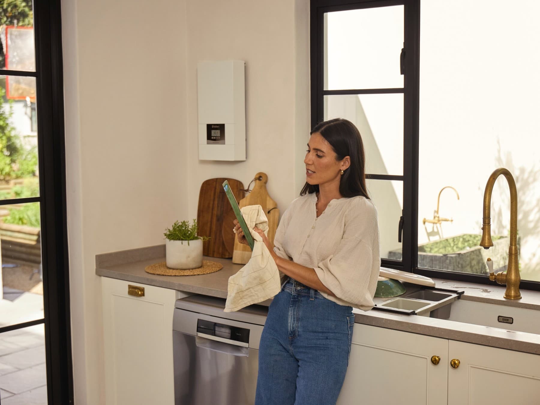 Vrouw die afwast in de keuken