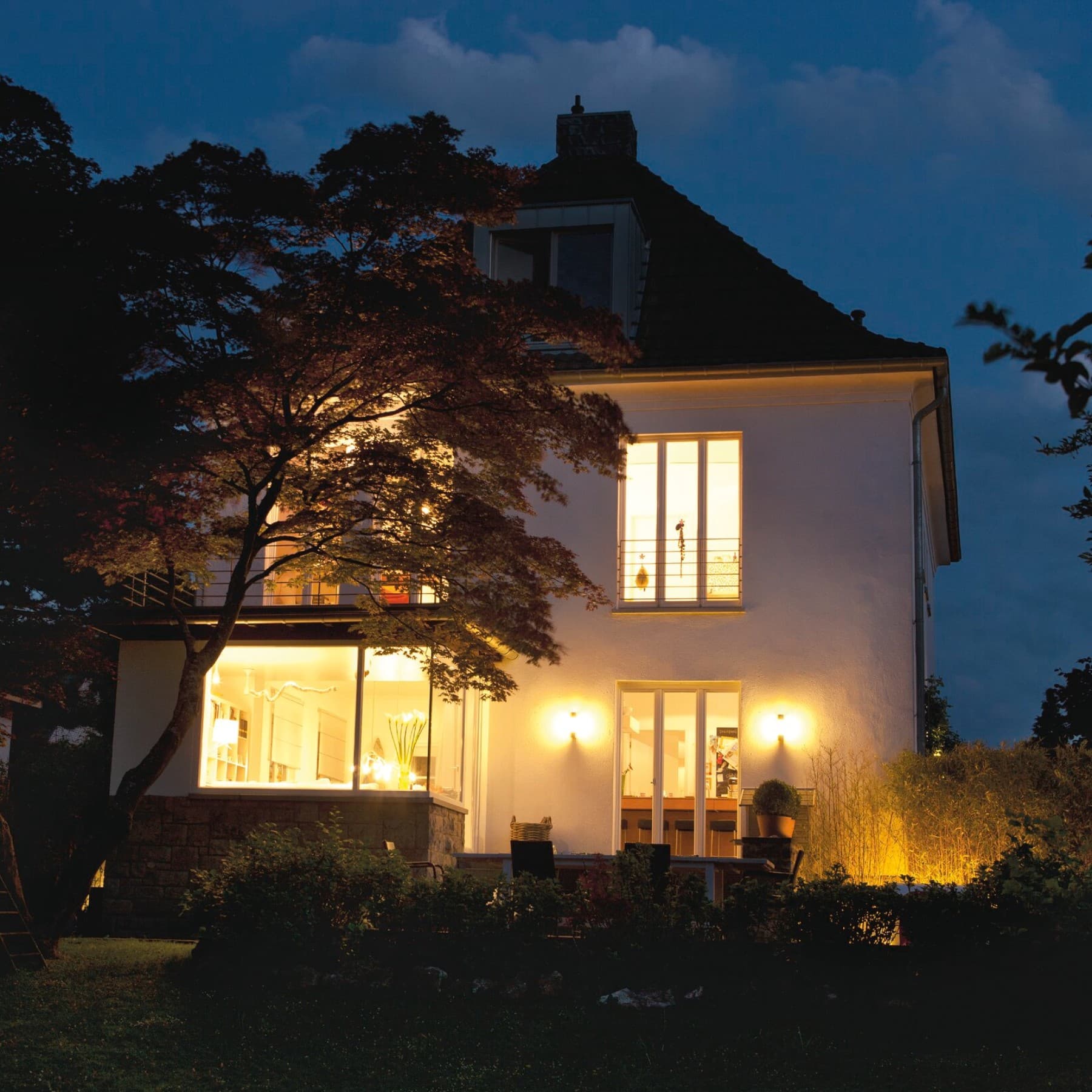 Verlicht huis 's nachts.