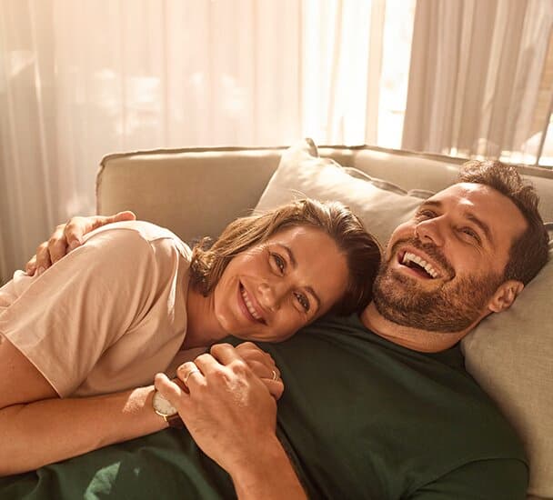 Een stel dat ontspant op een bank