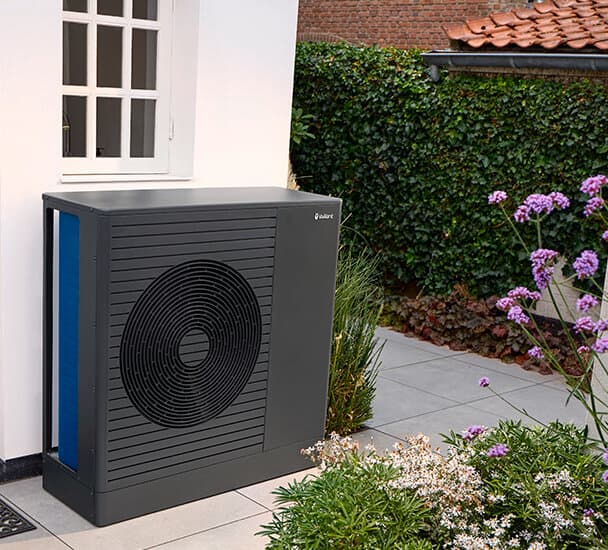 Warmtepomp aroTHERM pro naast een huis