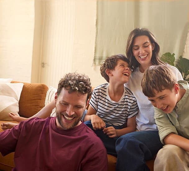 Het gezin zit gezellig samen in de woonkamer.