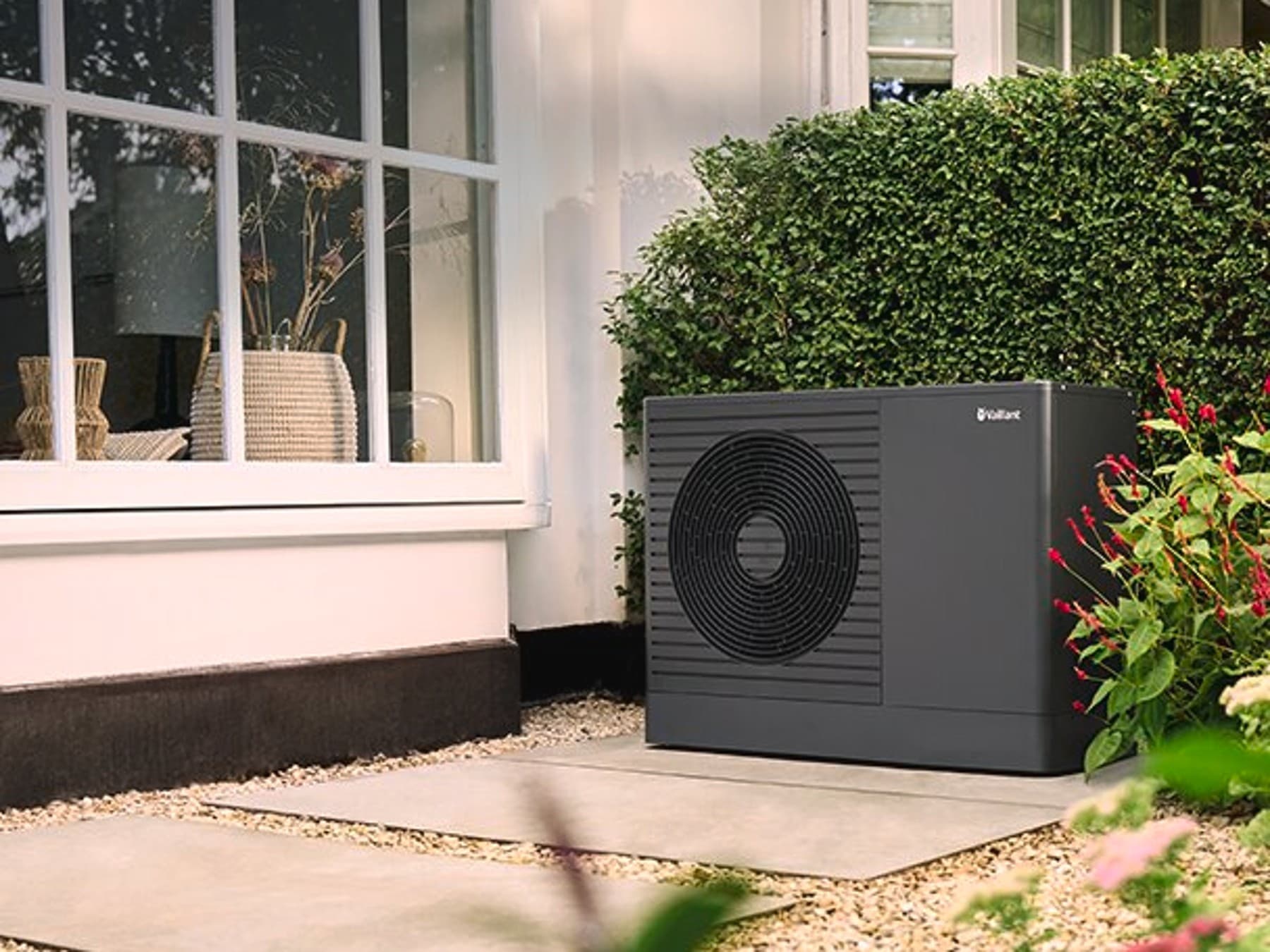 aroTHERM pro warmtepomp in een tuin