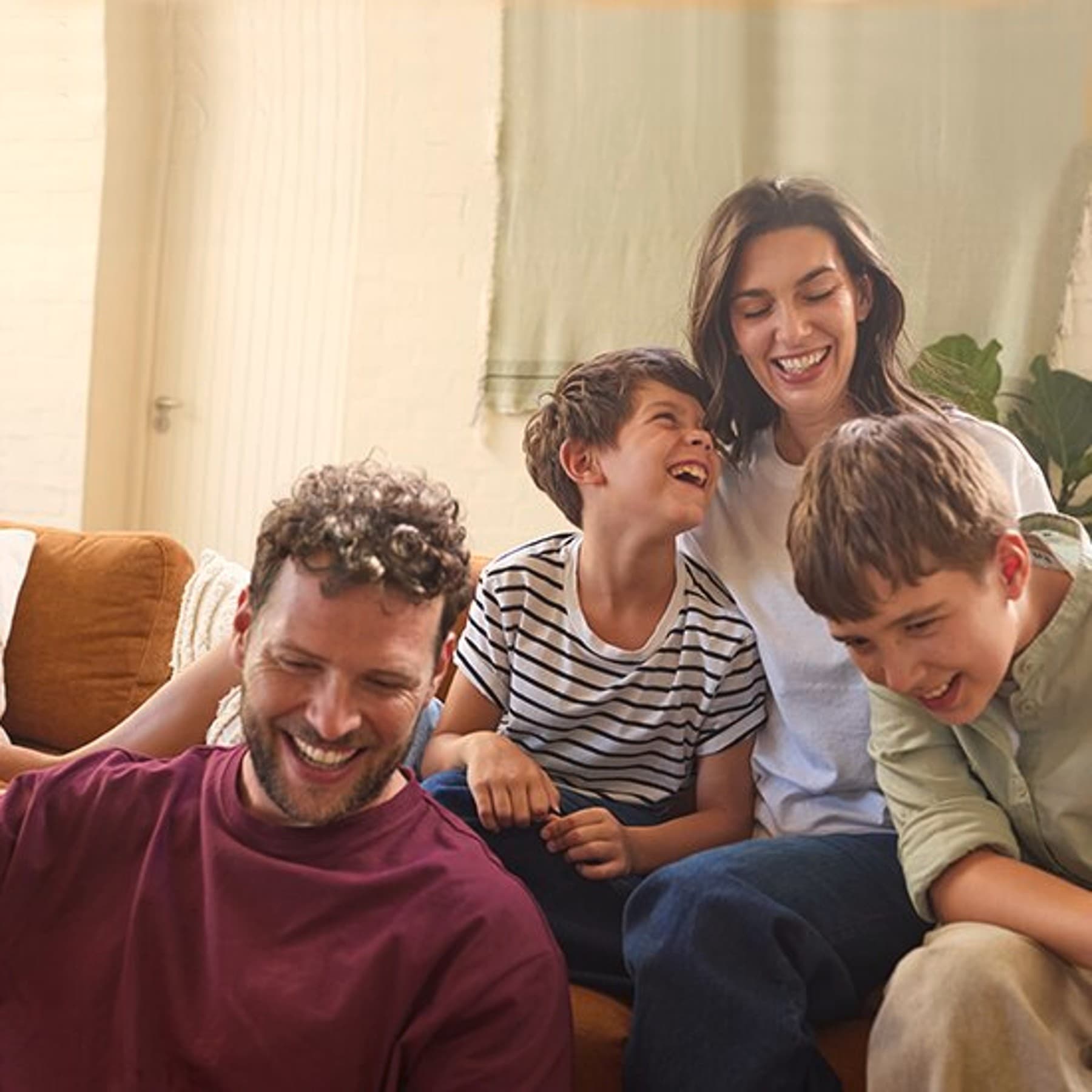 Blije familie op de bank