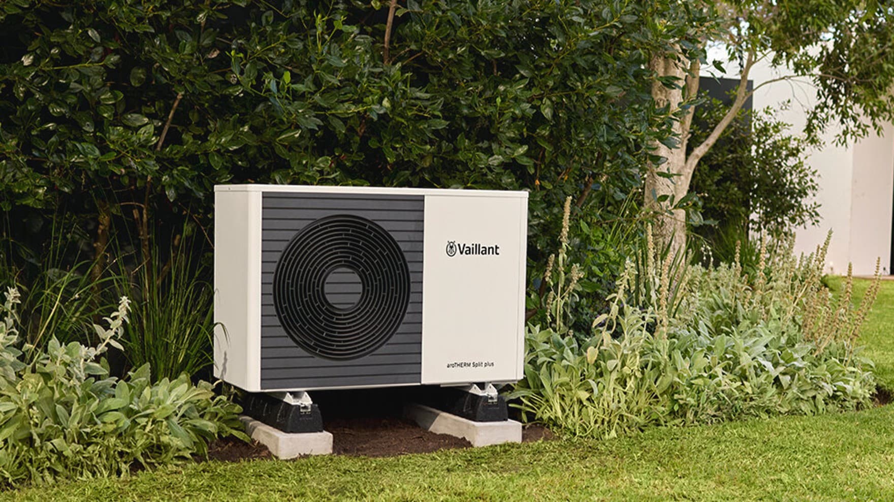 arotherm split plus in een tuin