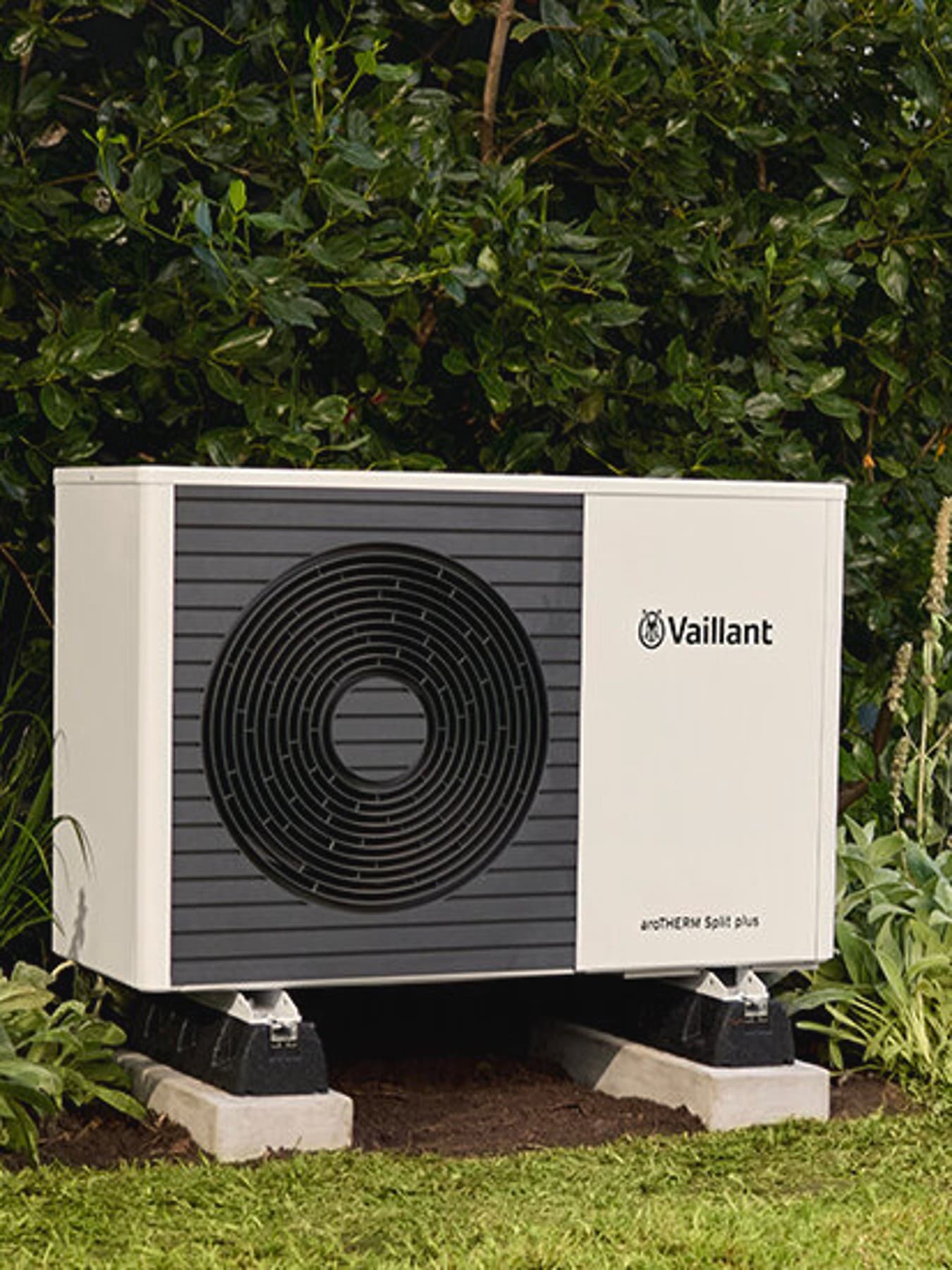 arotherm split plus in een tuin