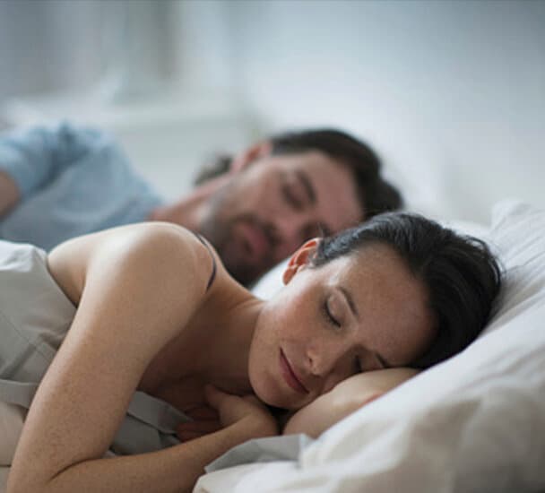 Een slapend stel in bed