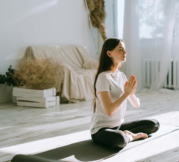 Vrouw mediterend in lotushouding