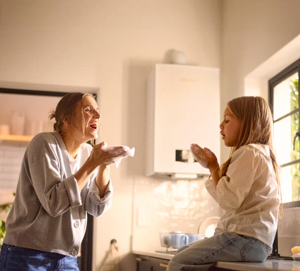 Moeder en dochter spelen met zeepbellen