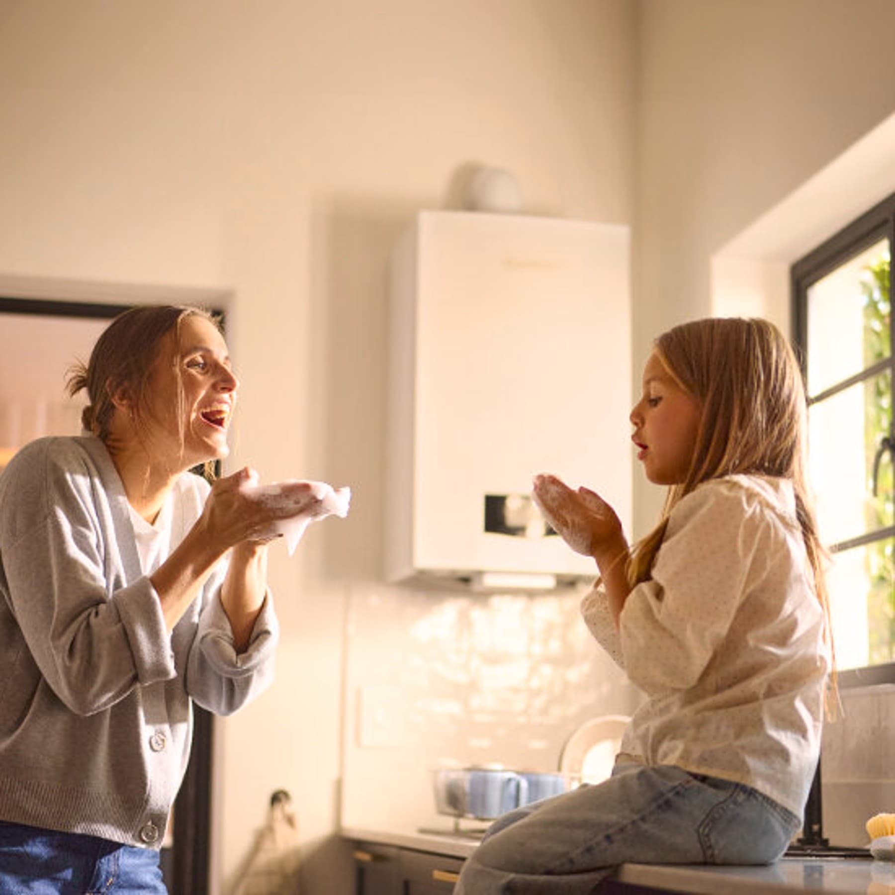 Moeder en dochter spelen in een keuken met sop