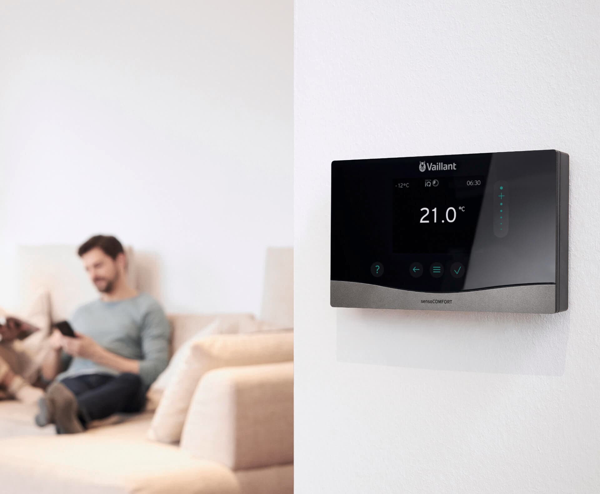 Man zit op een bank met een sensoCOMFORT ervoor.