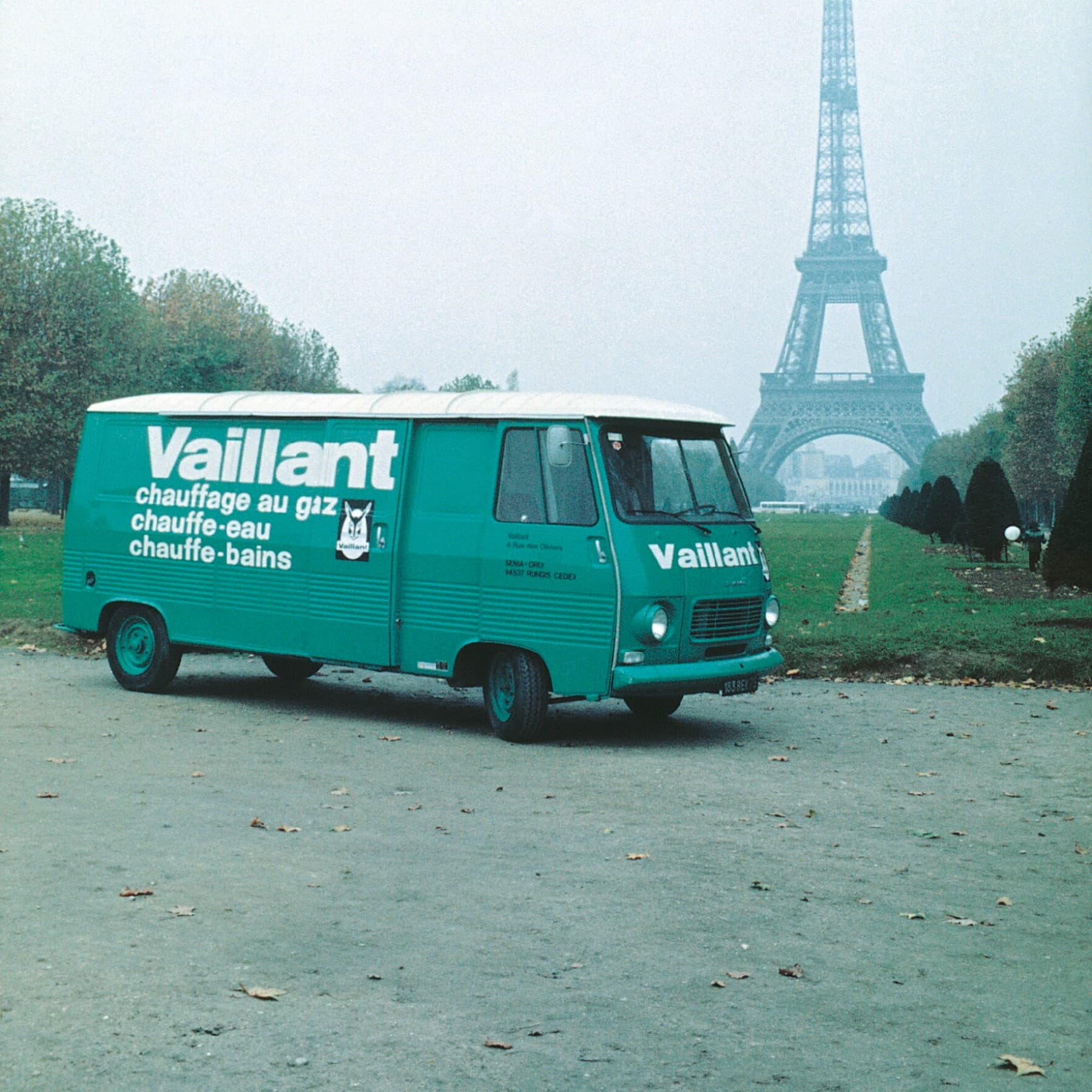 Johann Vaillant leunt tegen een warmtepomp