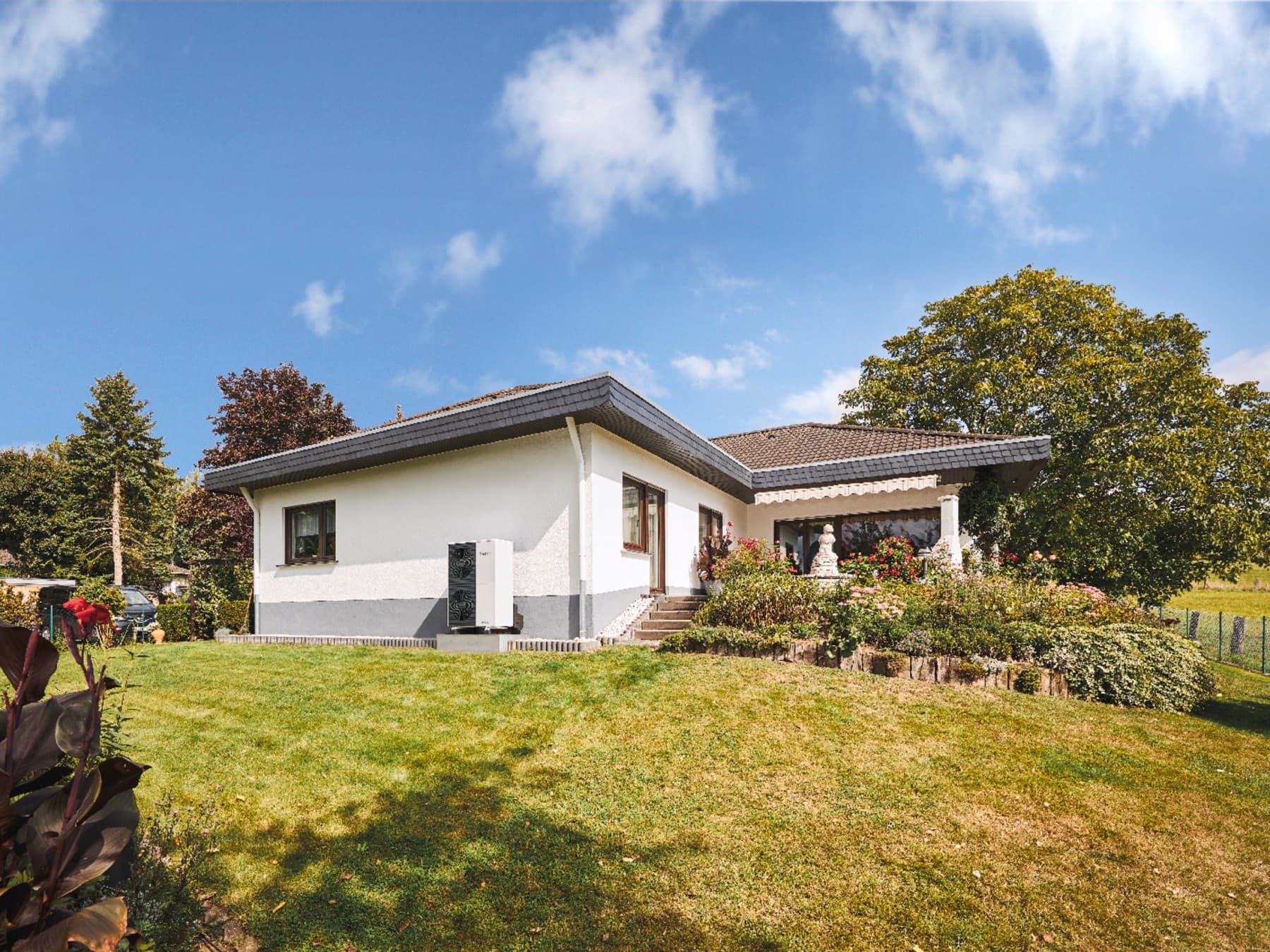 Mid-century moderne woning met warmtepomp.