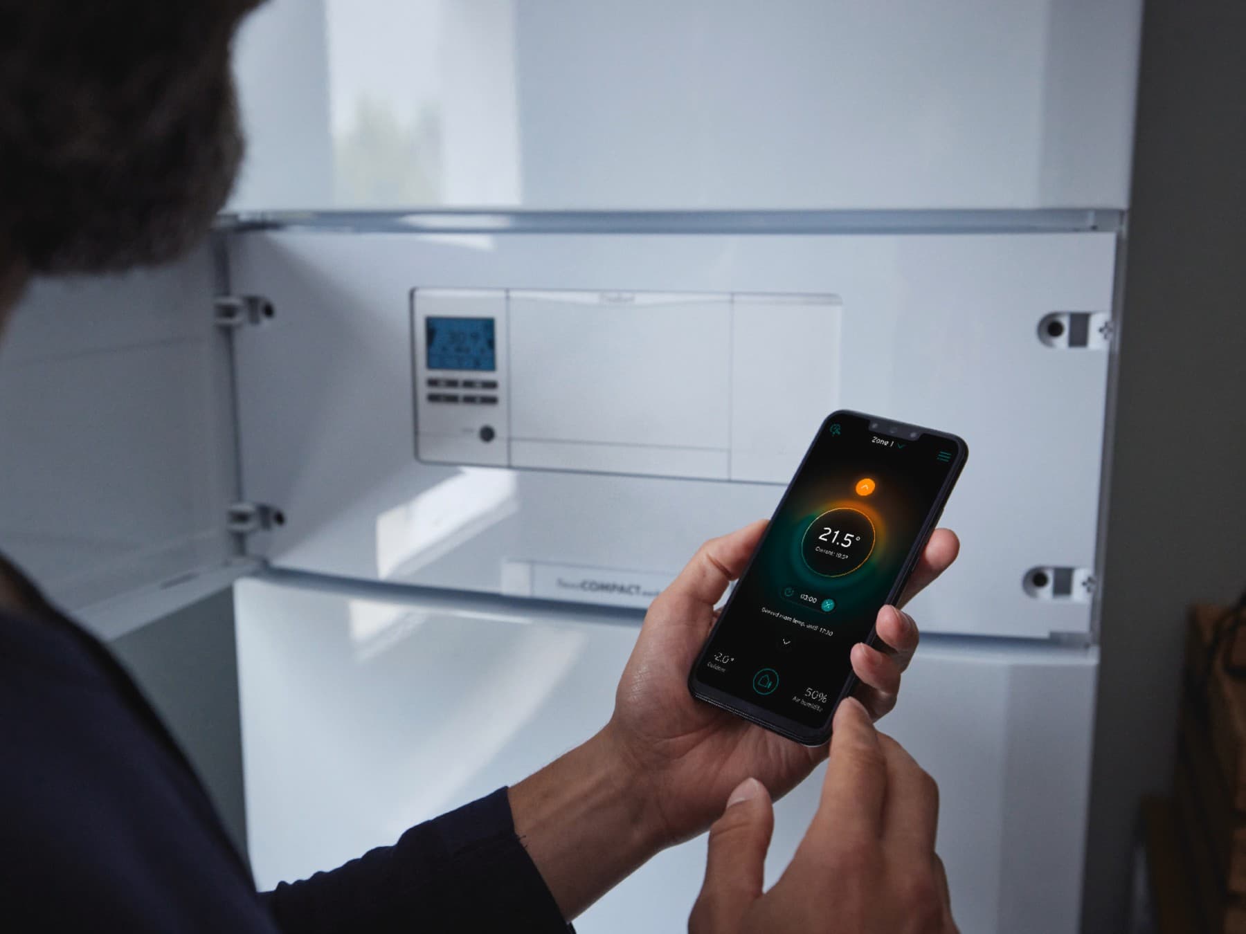 Man die een slimme bediening gebruikt