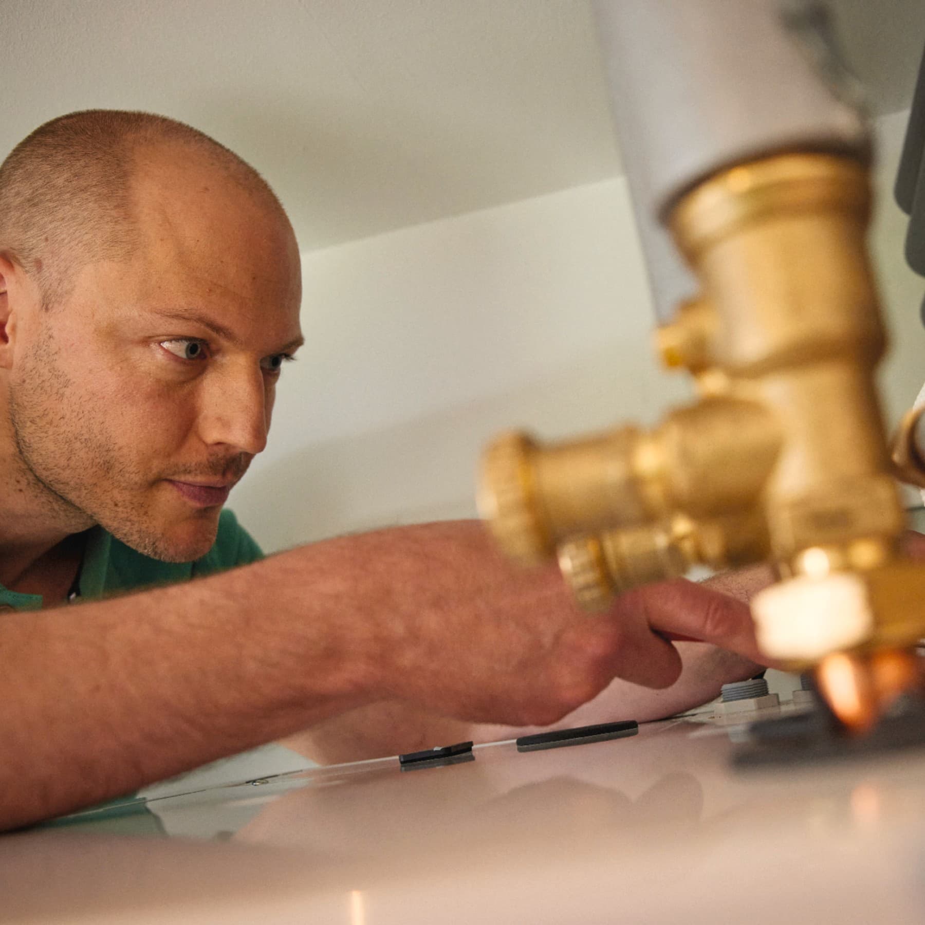 Installateur die huishoudens aansluit op stadsverwarming