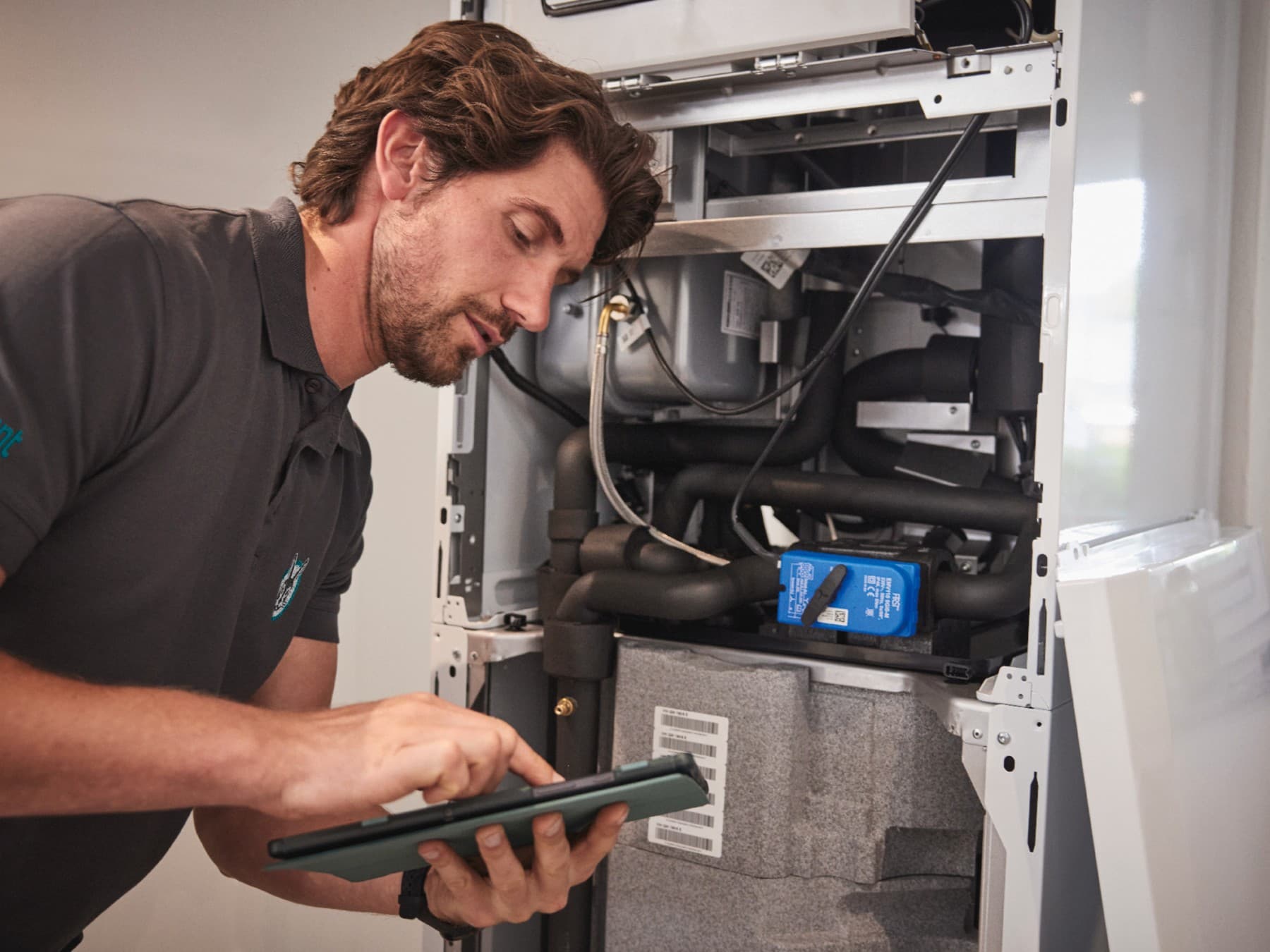 Vaillant-technicus die onderhoud uitvoert aan een ecoTEC plus-ketel