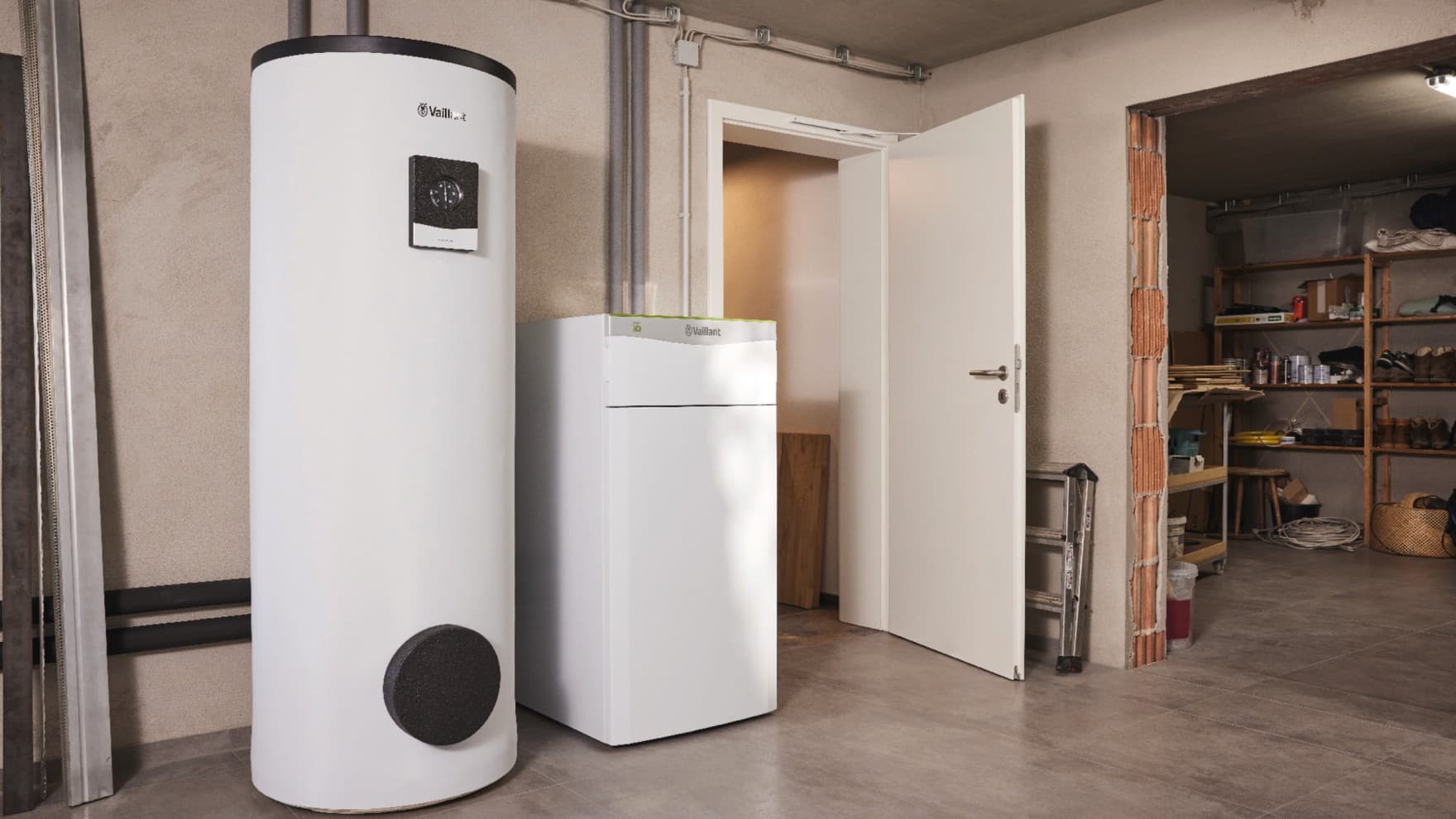 Een warmwaterboiler en een warmtepomp in een kamer