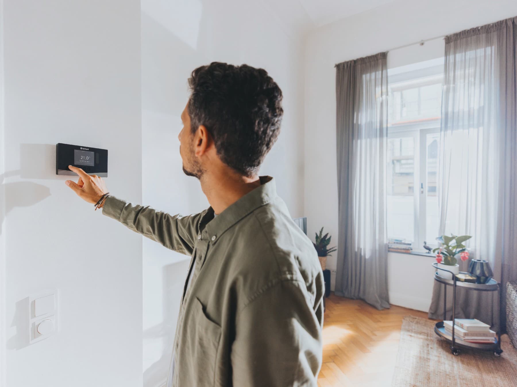 Man controleert instellingen op zijn bedieningspaneel