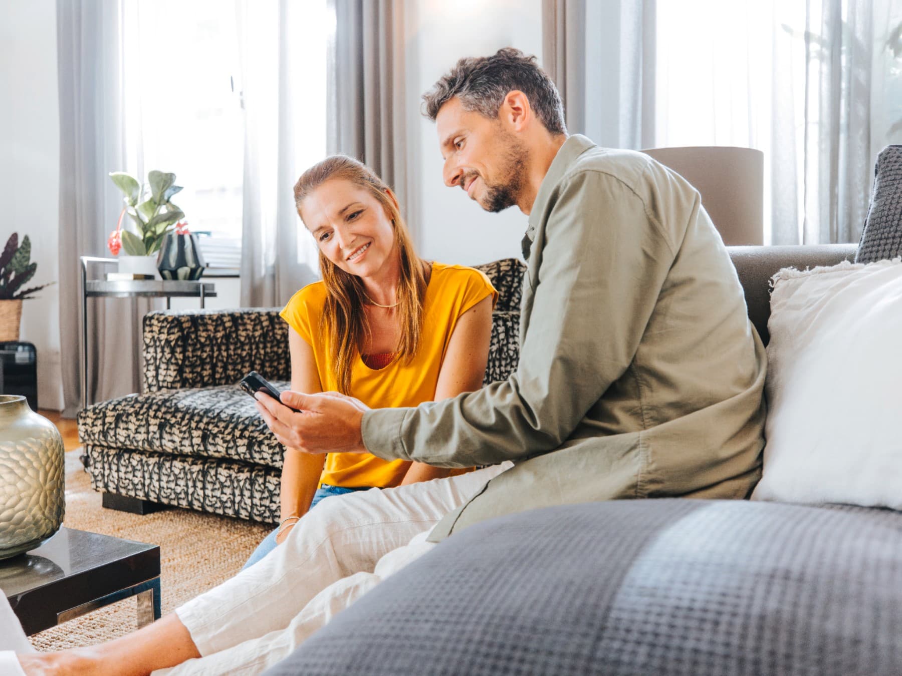 Een stel dat naar een telefoon kijkt