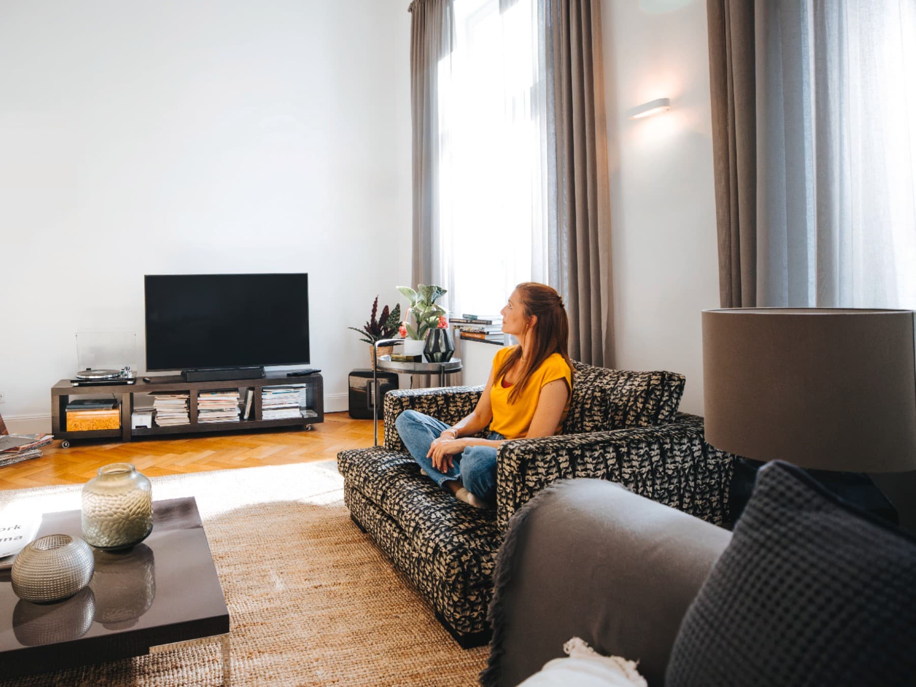Vrouw in een flat op een bank