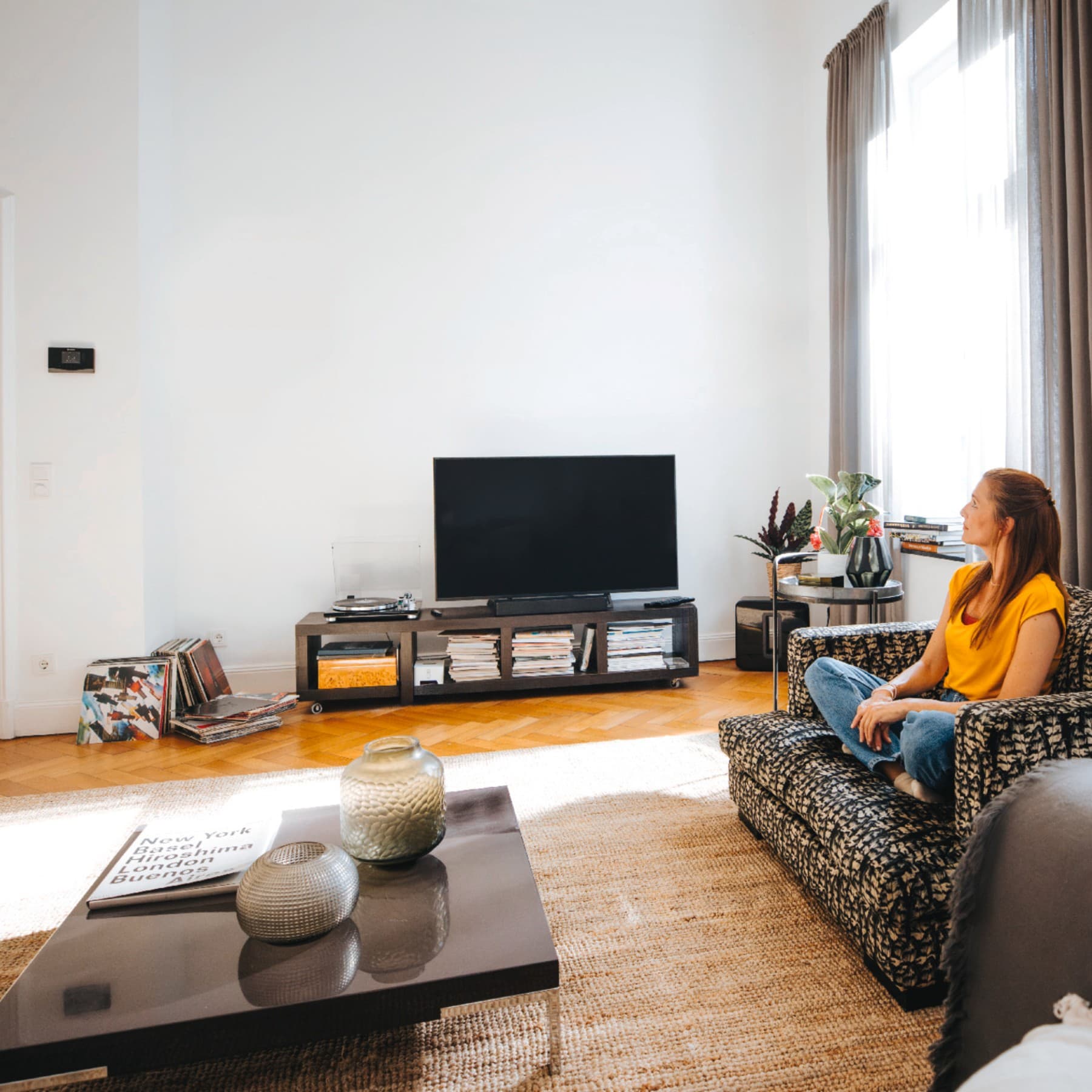 Vrouw zittend in haar woonkamer