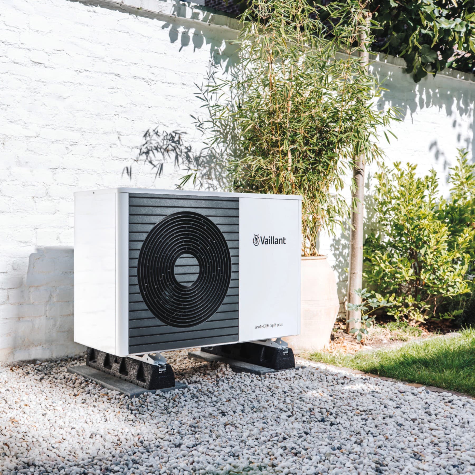 Warmtepomp die buiten in een tuin staat
