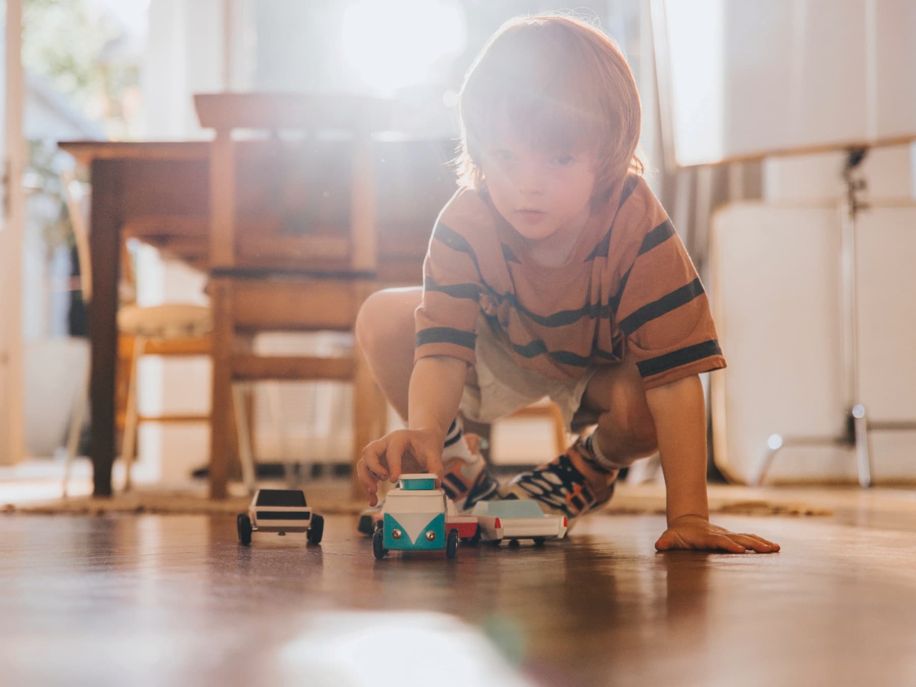 Kind speelt op de vloer