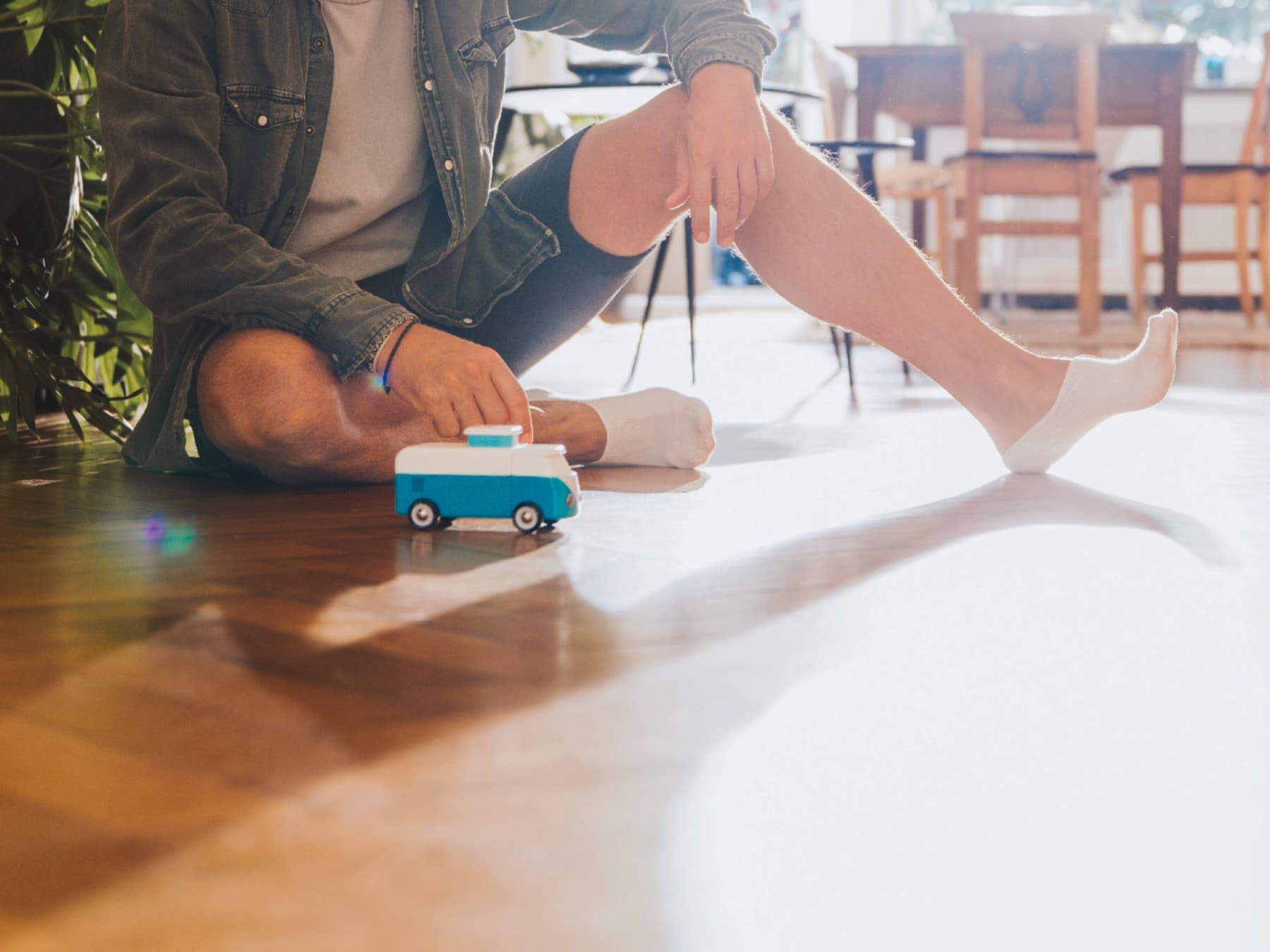 Man die op de vloer zit