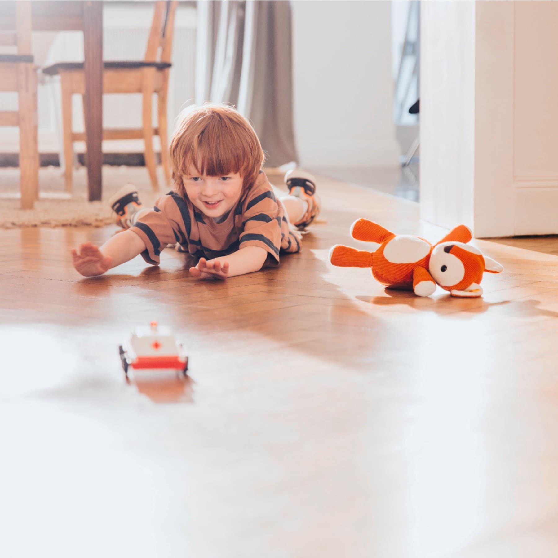 Kind speelt op de vloer