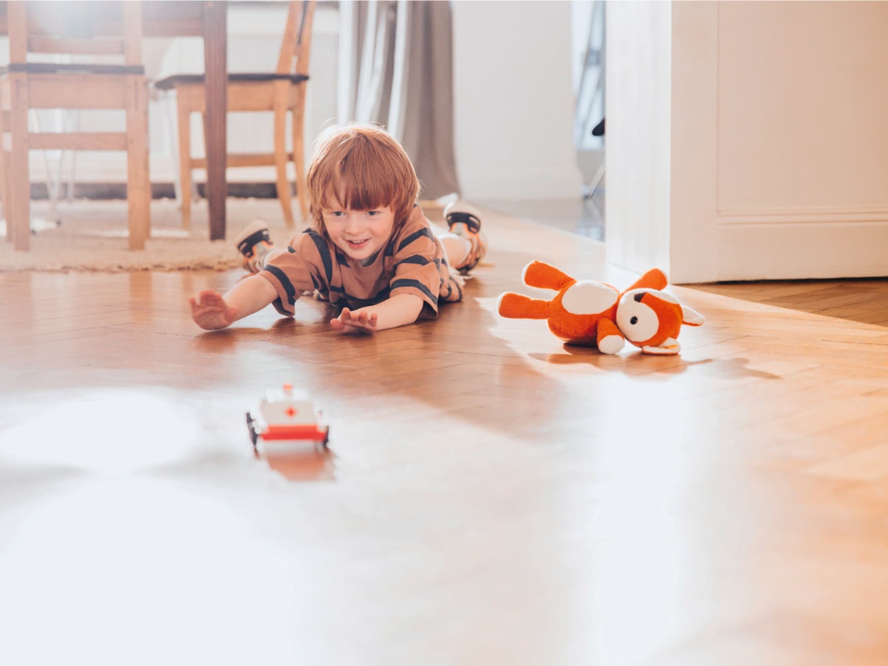 kind dat op de vloer speelt