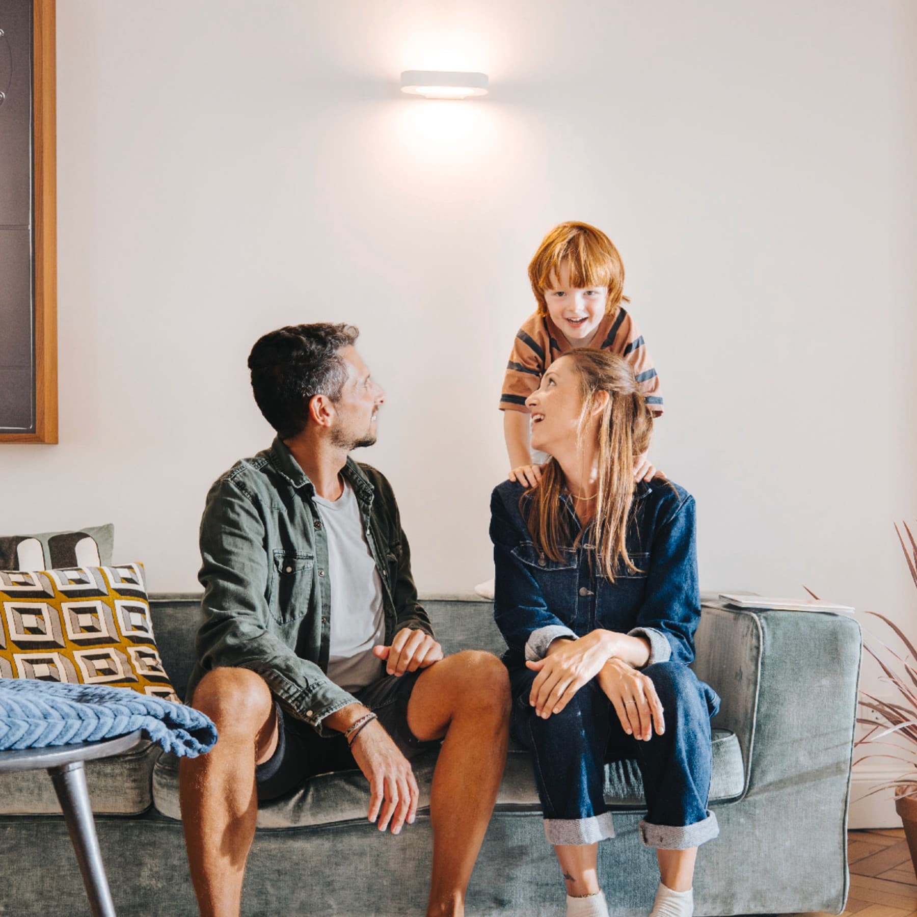 Een gezin op een bank