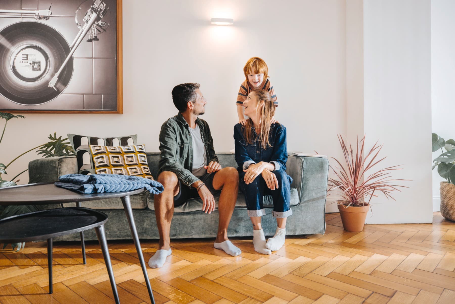 Een gezin dat op een bank zit