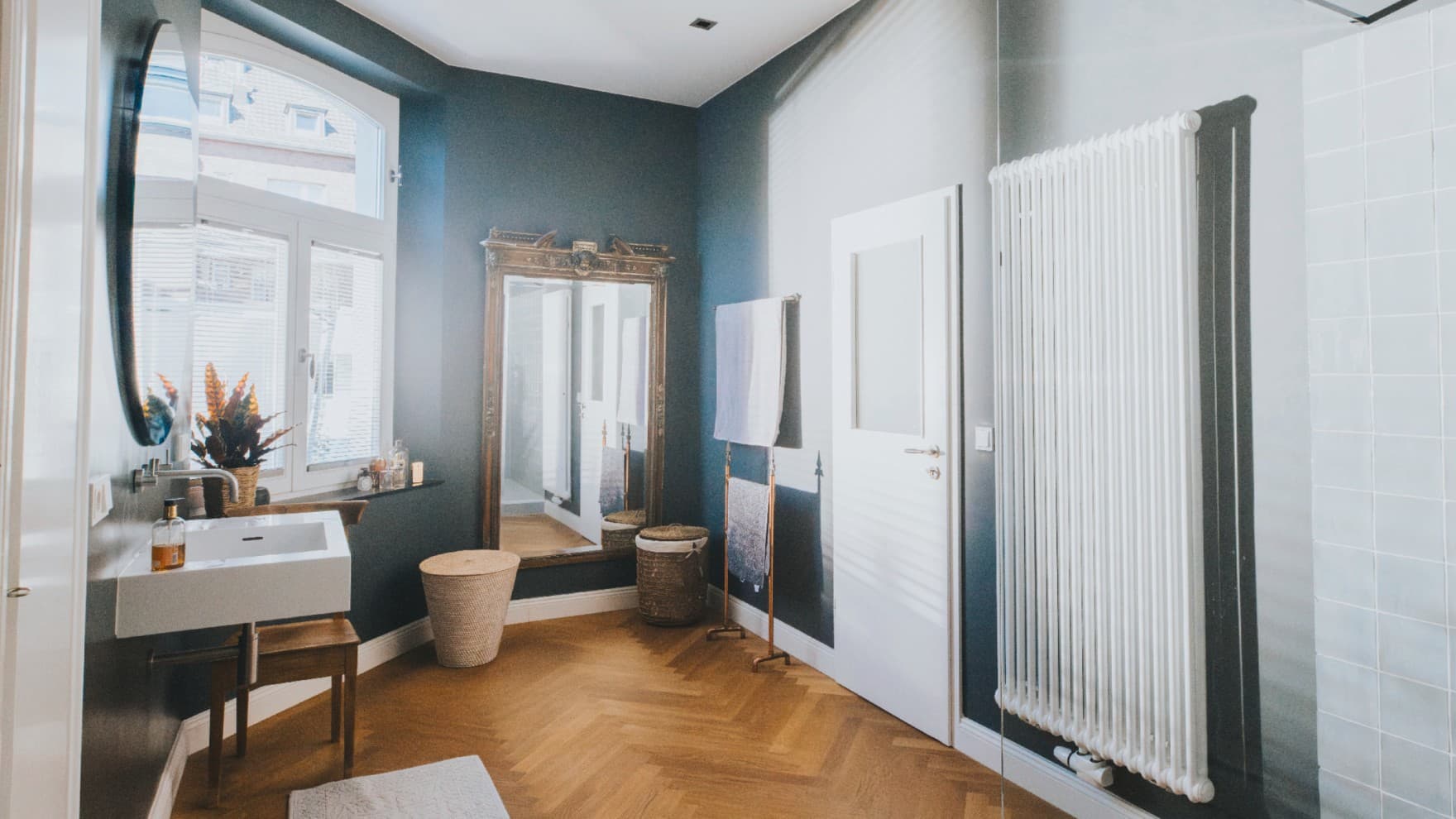 Badkamer met een traditionele radiator