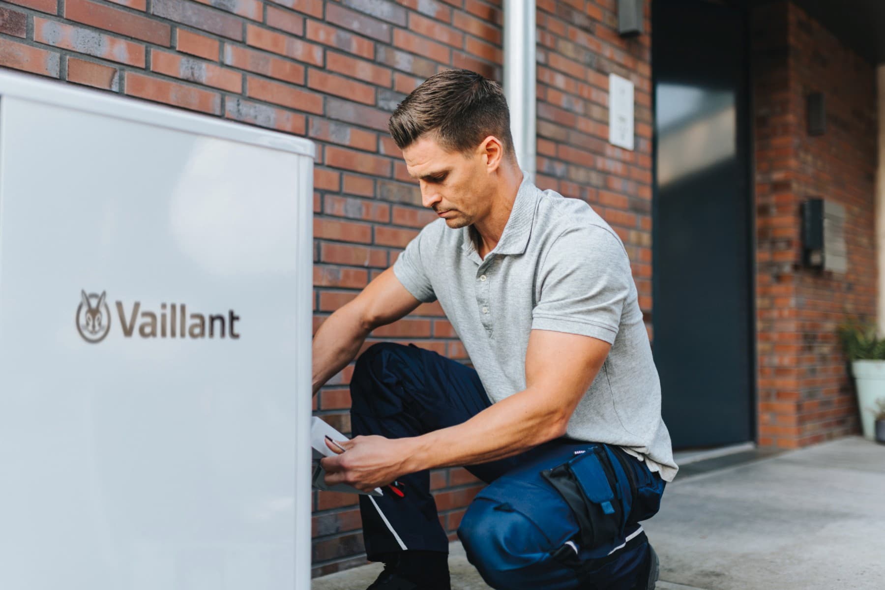 Installateur werkt aan warmtepomp