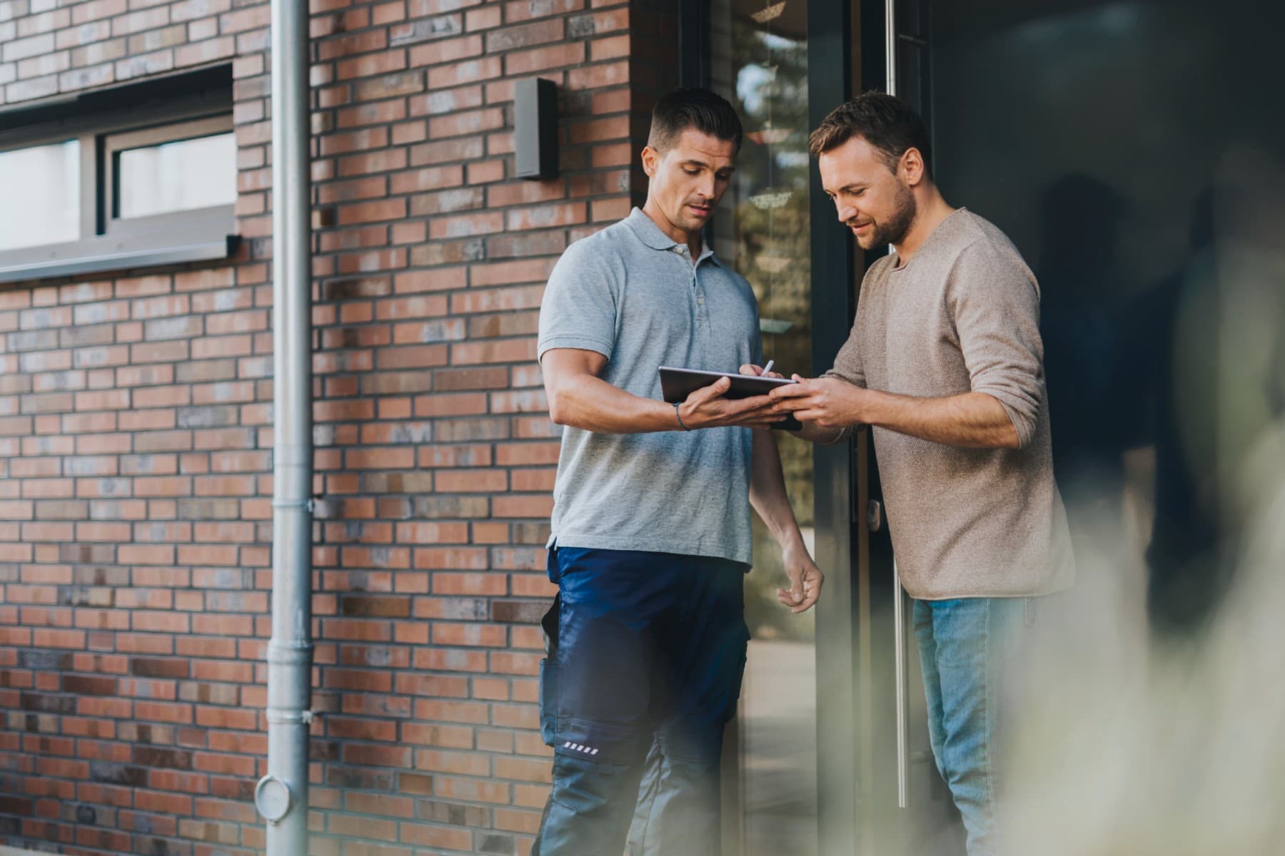 Installateur van een airco met een klant