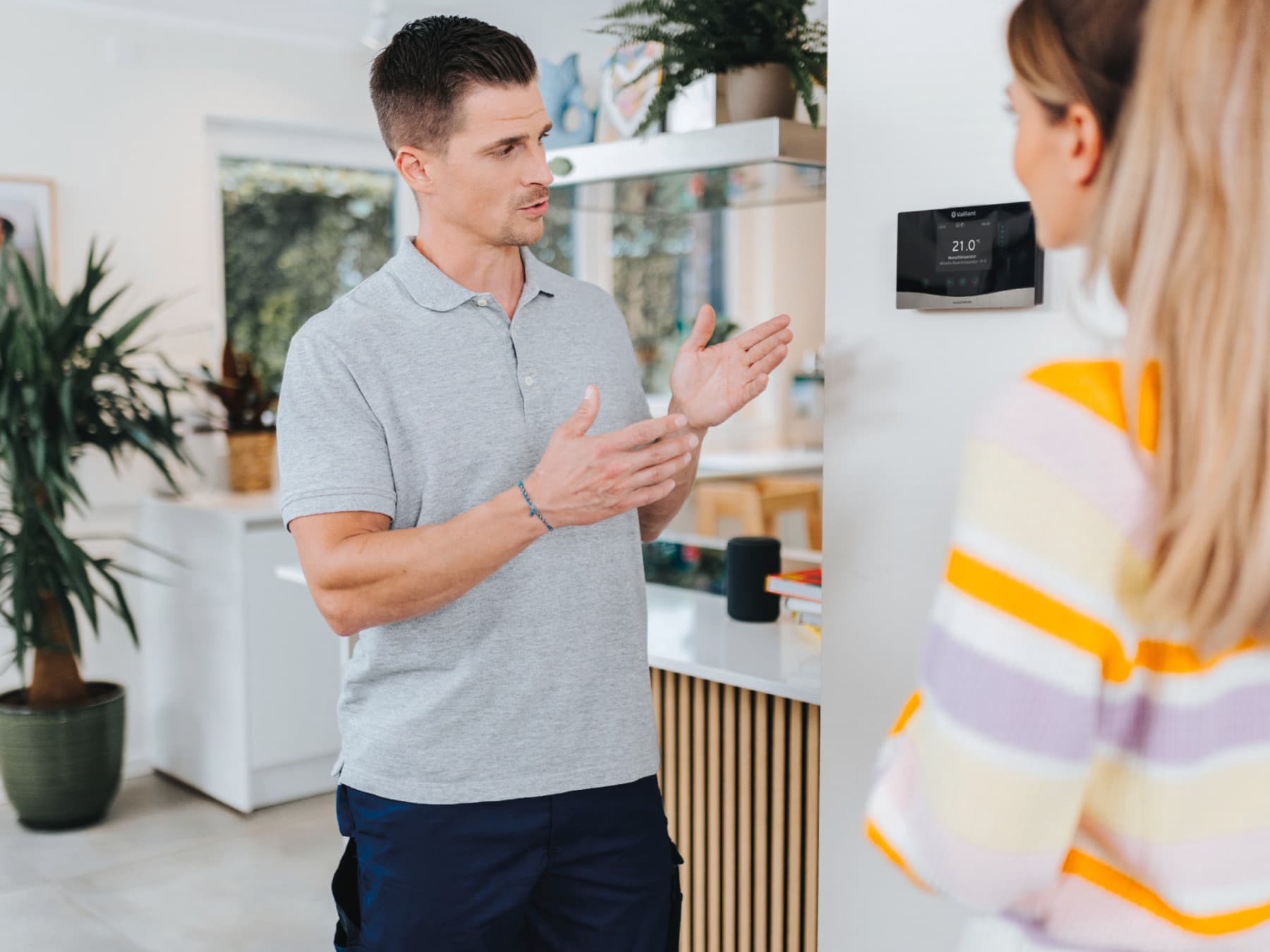 Installateur geeft uitleg aan een consument