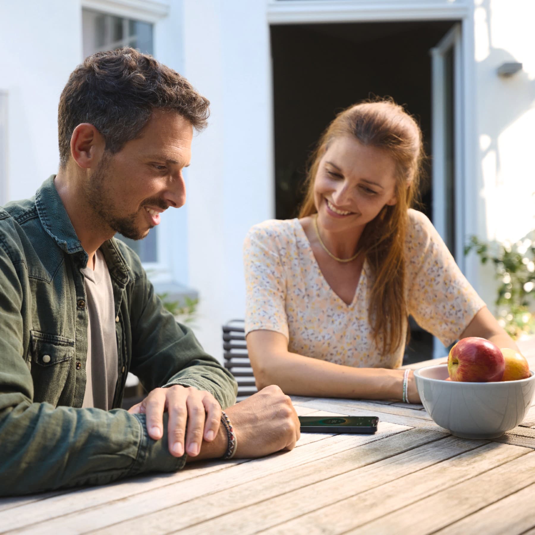 Man en vrouw beheren energieverbruik in een applicatie