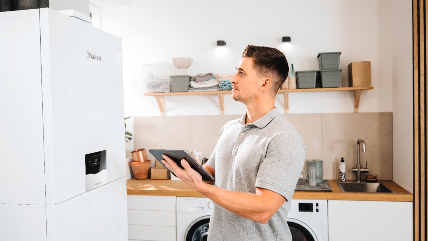 Installateur stelt aanvoertemperatuur in