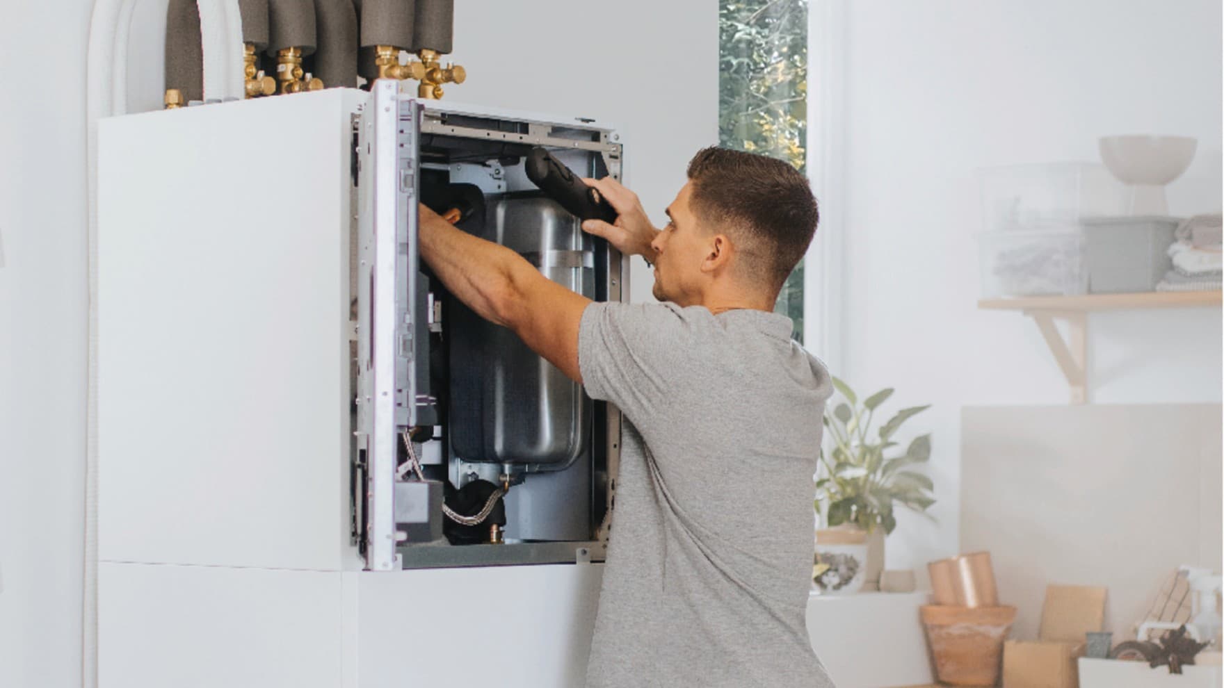 Installateur die werkt aan een binnenunit van een warmtepomp