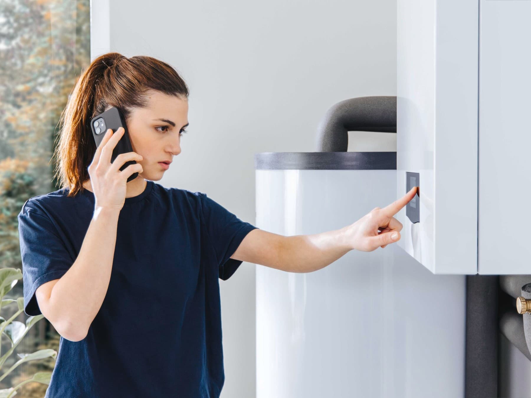 Vrouw die haar verwarming instelt