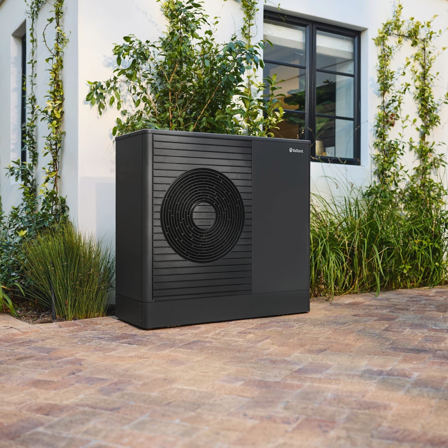 Warmtepomp in de voortuin