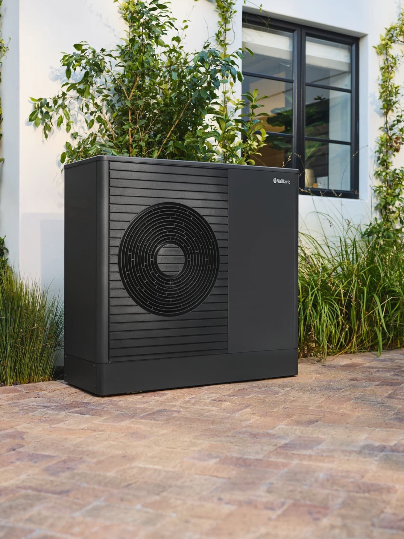 Warmtepomp in de voortuin