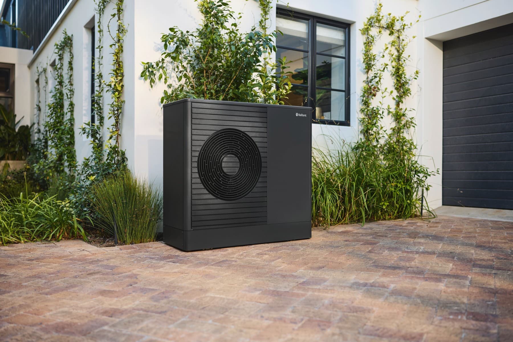 De aroTHERM plus dicht bij een raam