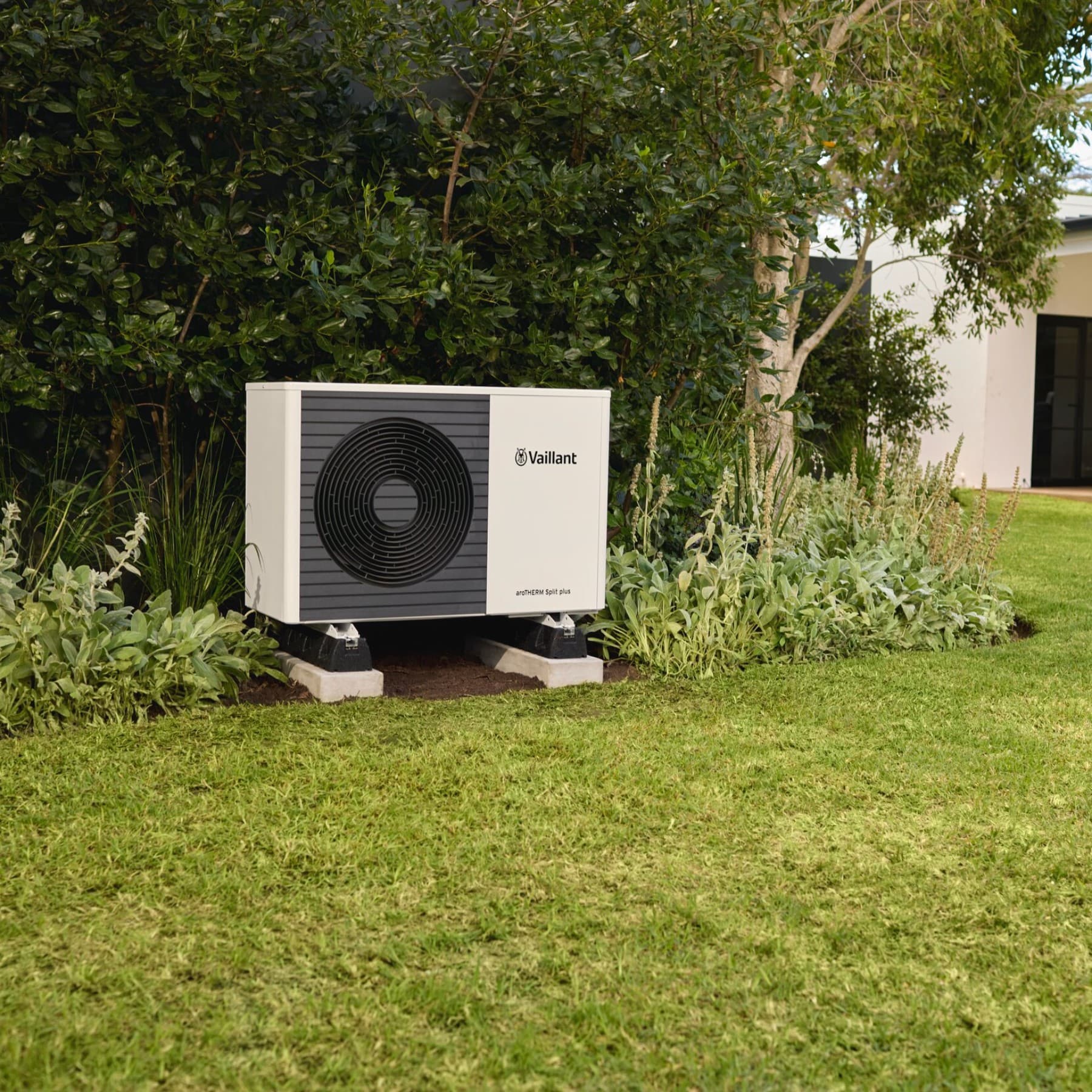 Lucht-water warmtepomp van Vaillant in een tuin