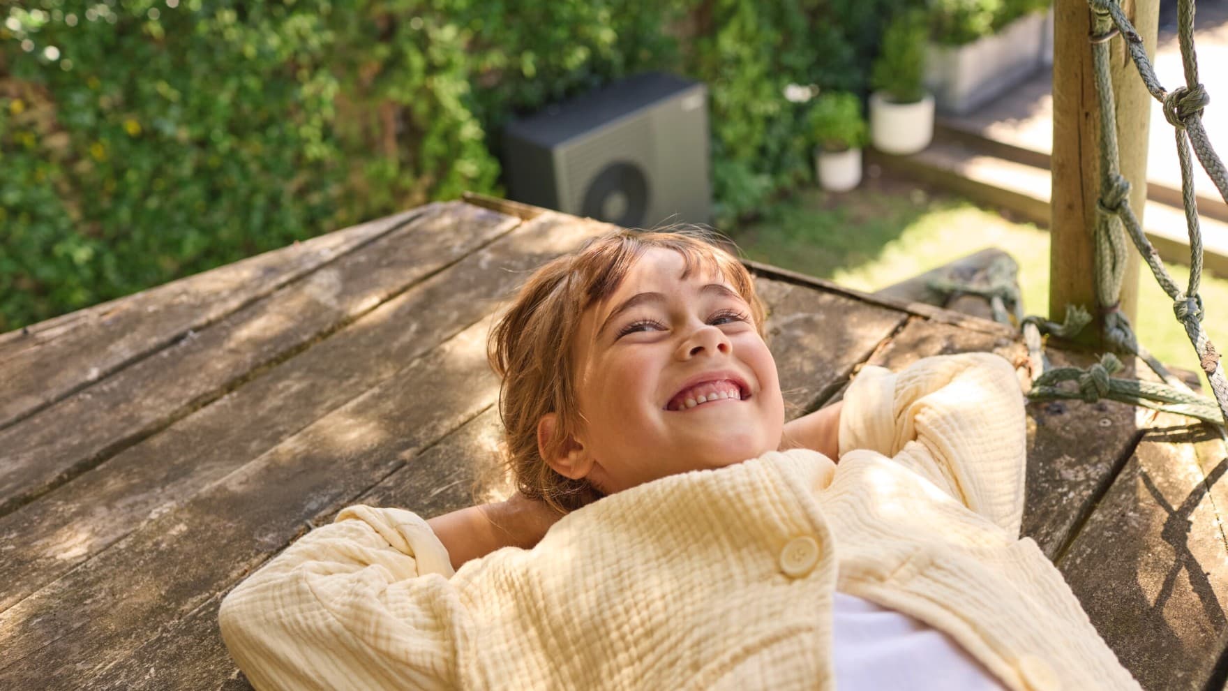 lachend meisje. warmtepomp op de achtergrond