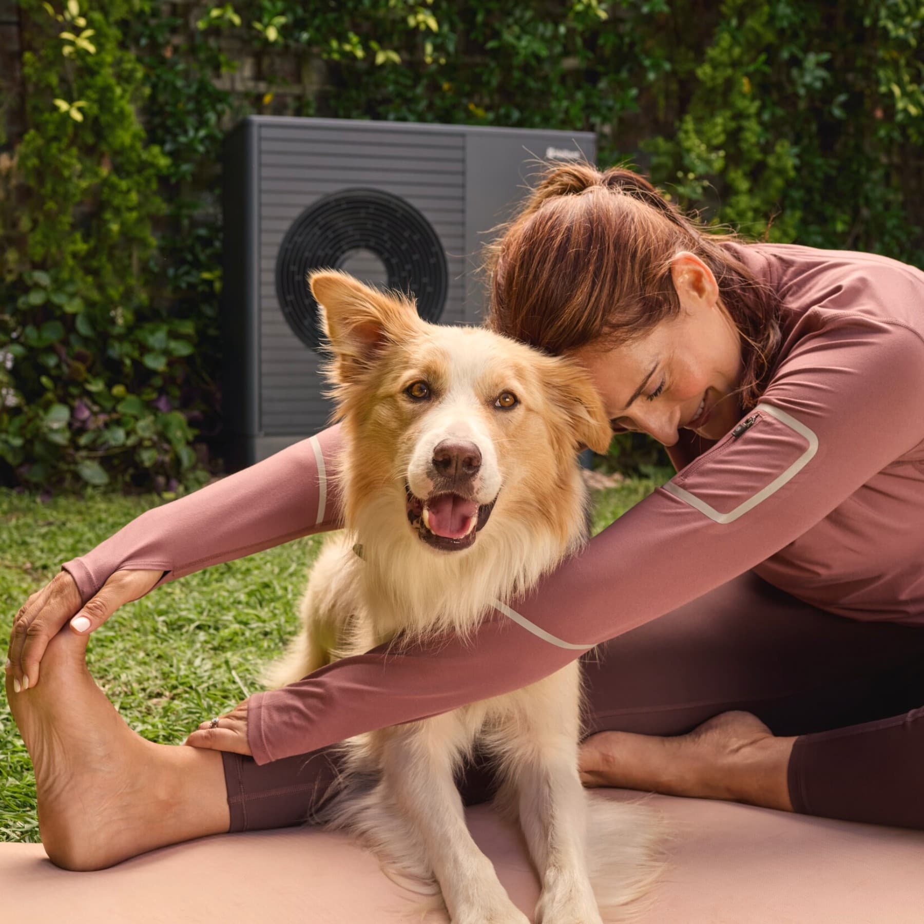 Vrouw met een hond en een warmtepomp