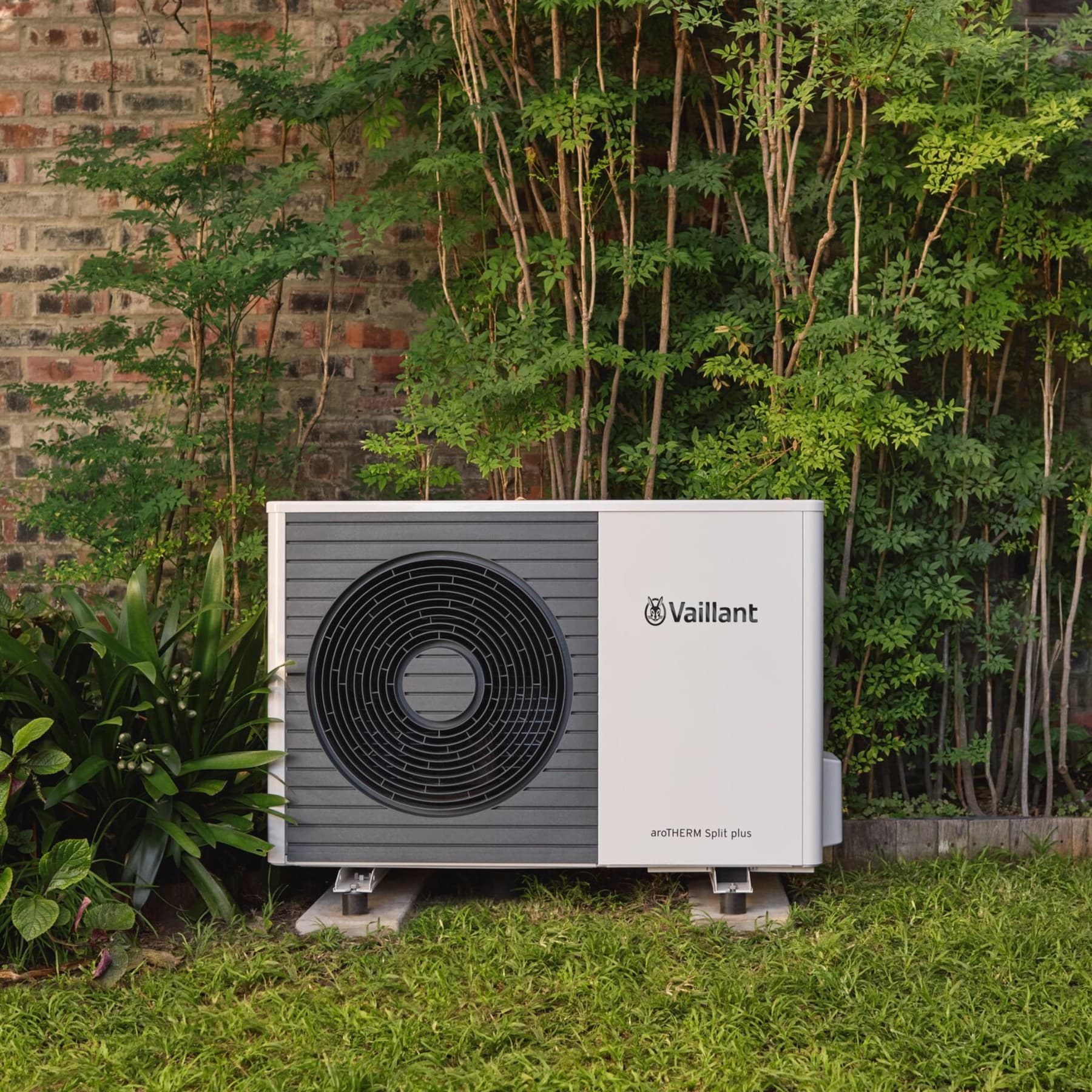 Een warmtepomp buitenunit in een tuin