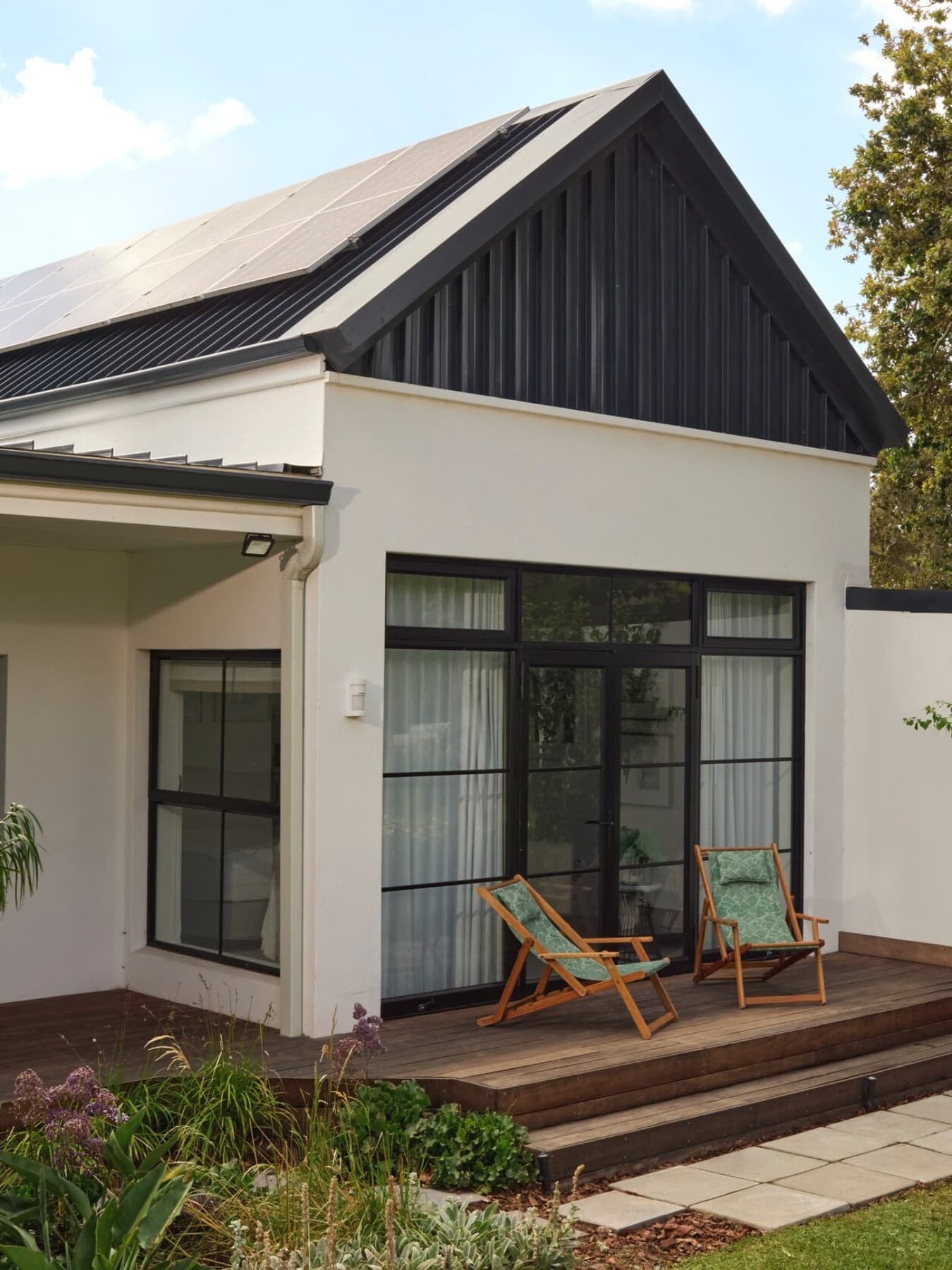 Huis met fotovoltaïsche panelen op het dak