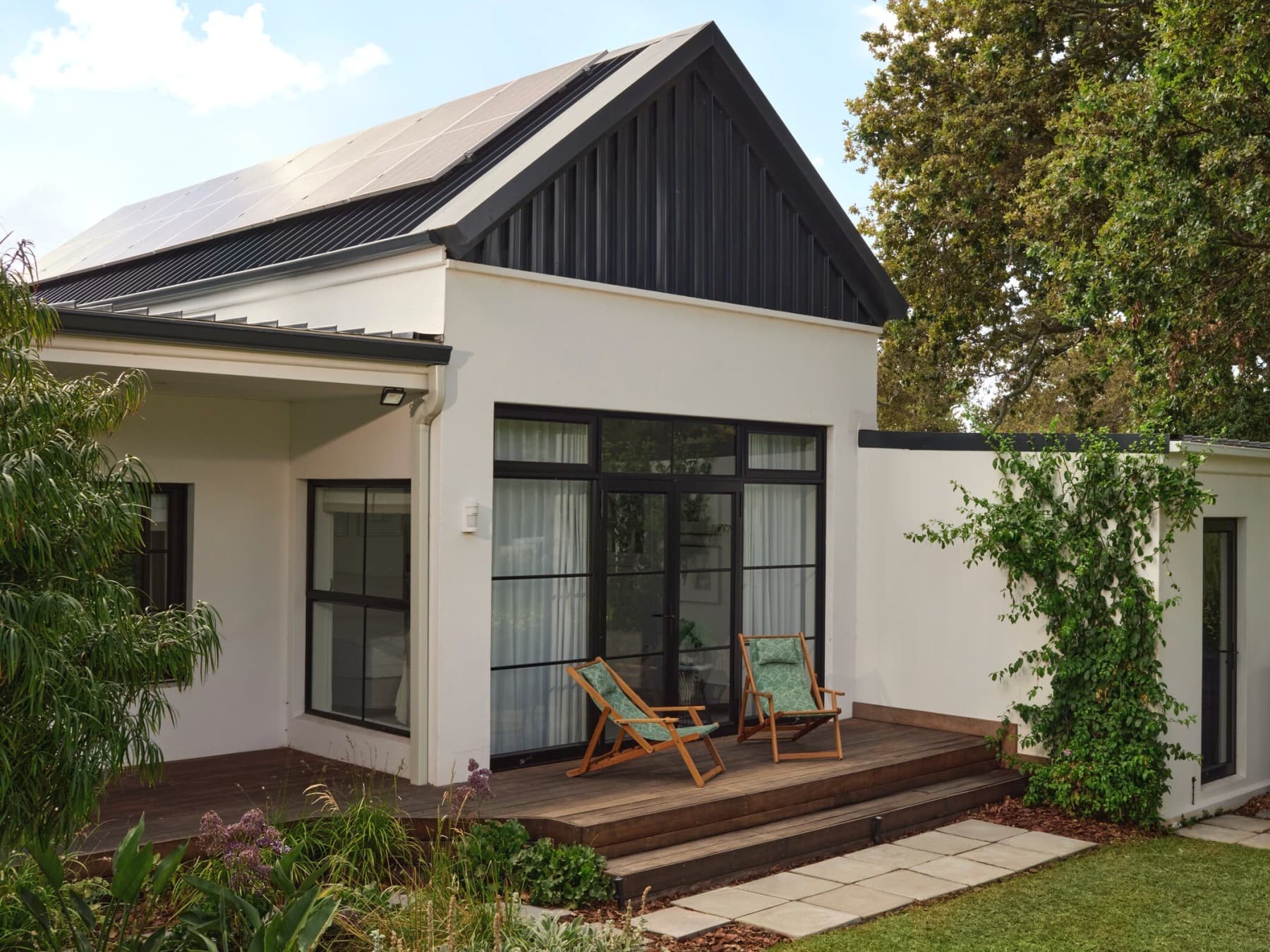 Huis met fotovoltaïsche panelen op het dak