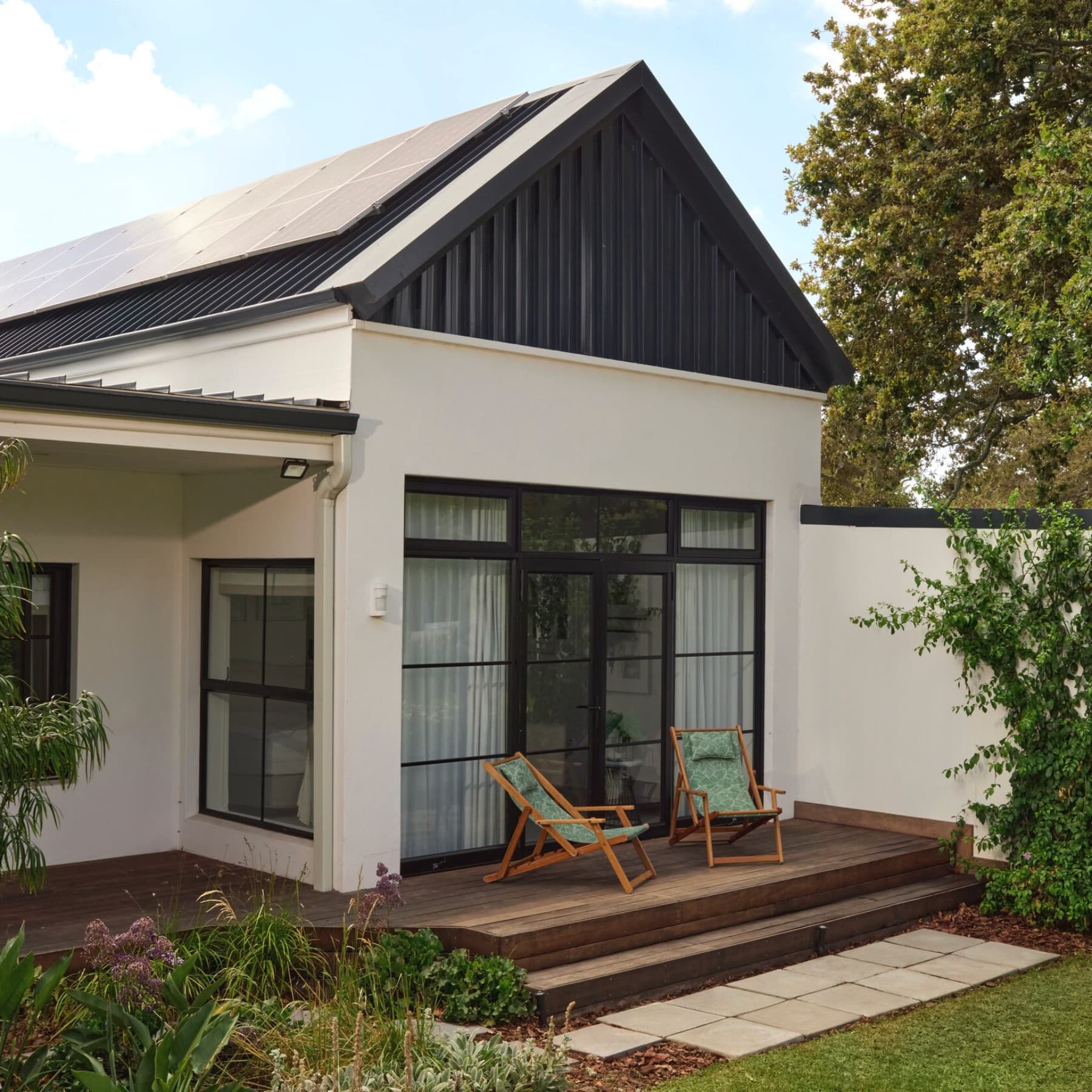 Huis met zonnepanelen op het dak.