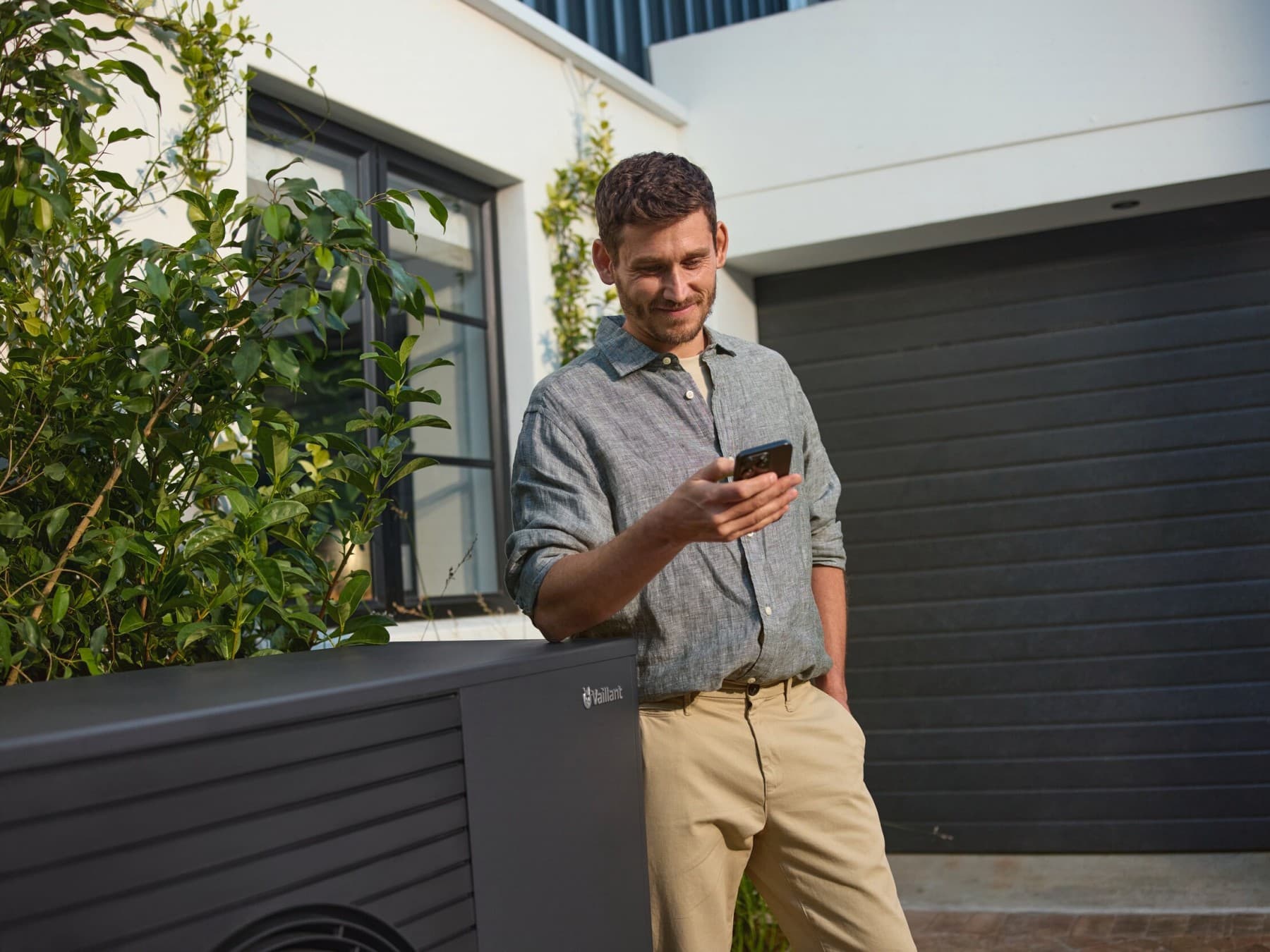 Man bekijkt verbruik van zijn warmtepomp op telefoon